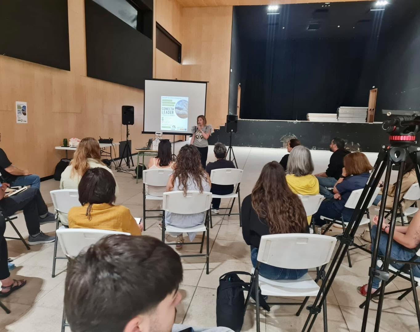 Jornades Leader a Vilafranca:
El Forn Gastro va ser escollit ahir per exposar el seu projecte davant un grup d’emprenedoria rural. Vam resumir la nostra experiència ,compartint idees i motivacions ,creant xarxa i treballant per enfortir la comunitat rural per donar suport al seu desenvolupament.
Networking rural,amb noves oportunitats