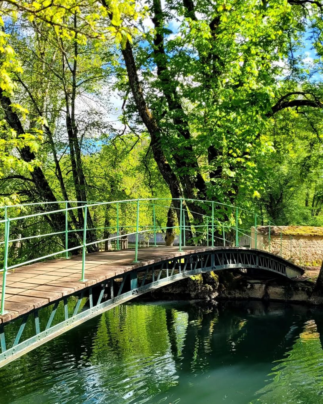 Photodump de mai 🎞️
1. Un petit pont caché à Guérigny
2. Ousson-sur-Loire
3. Des champs dorés
4. Un mois de mai suspendu dans le temps (et au-dessus de l'eau)
#Loireenvie #voyageenFrance #Loire #photodump
Merci à @instantsdevieetdailleurs - @nathrenoux - @entre_deux_balades