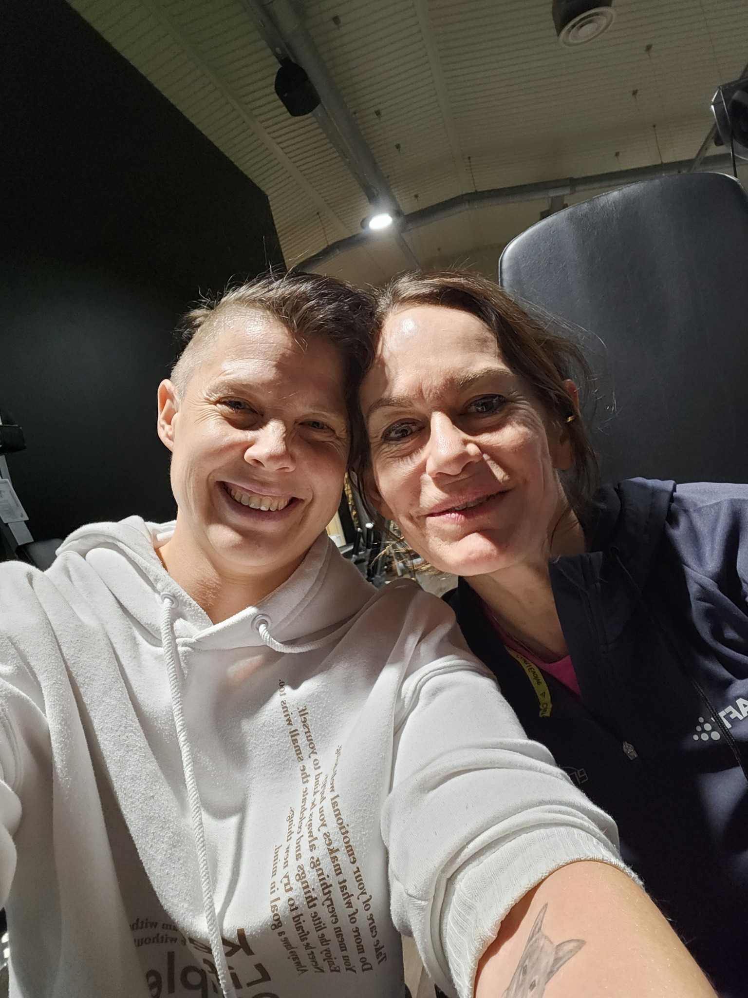 Psssst! Visste ni att idag har denna bruden (till höger alltså!) PILATES på schema?! Katarina vet hur man lugnar ner tempot och hittar inre fokus och kontroll - häng med henne på 25min mindful body och soul-tid! 19.00!