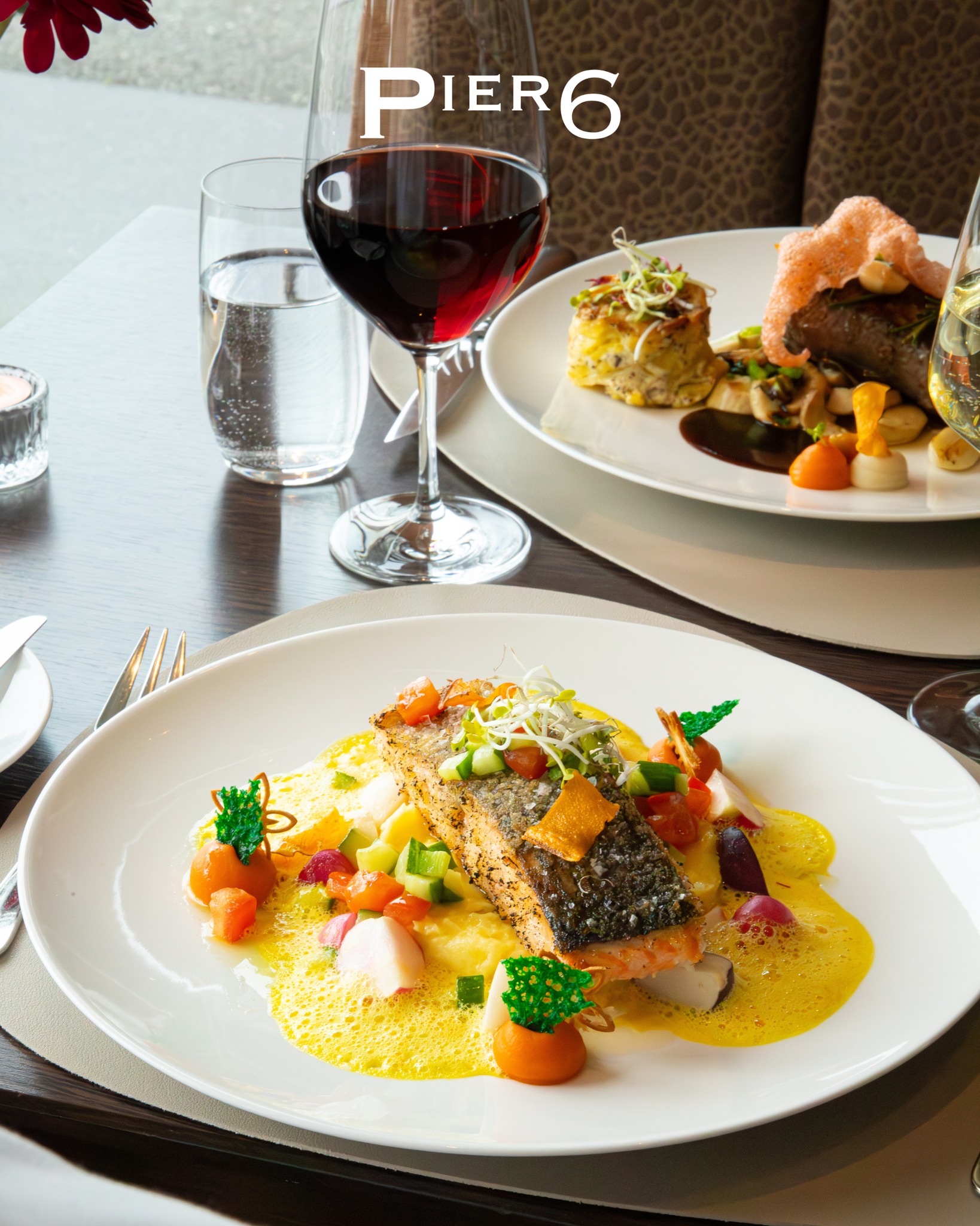 🐟 Kennt Ihr schon unsere 𝗘𝗶𝘀𝗺𝗲𝗲𝗿𝗹𝗮𝗰𝗵𝘀 𝗙𝗼𝗿𝗲𝗹𝗹𝗲? 🔥
Krosse Haut, zarter Fisch, darunter eine cremige Kartoffel und ein Safran Schaum, der alles zusammenhält. Dazu Gurke, Tomate, Radieschen und ein Dill Öl, das dem Ganzen den letzten Schliff gibt.
Das ist die Art Teller, für die man abends gerne rauskommt. Dazu ein gutes Glas 𝗪𝗲𝗶𝗻, der Blick aufs Wasser und fertig ist der Abend.
Kommt vorbei ins 𝗣𝗜𝗘𝗥 𝟲, mitten im Neuen Hafen in Bremerhaven 🍽️