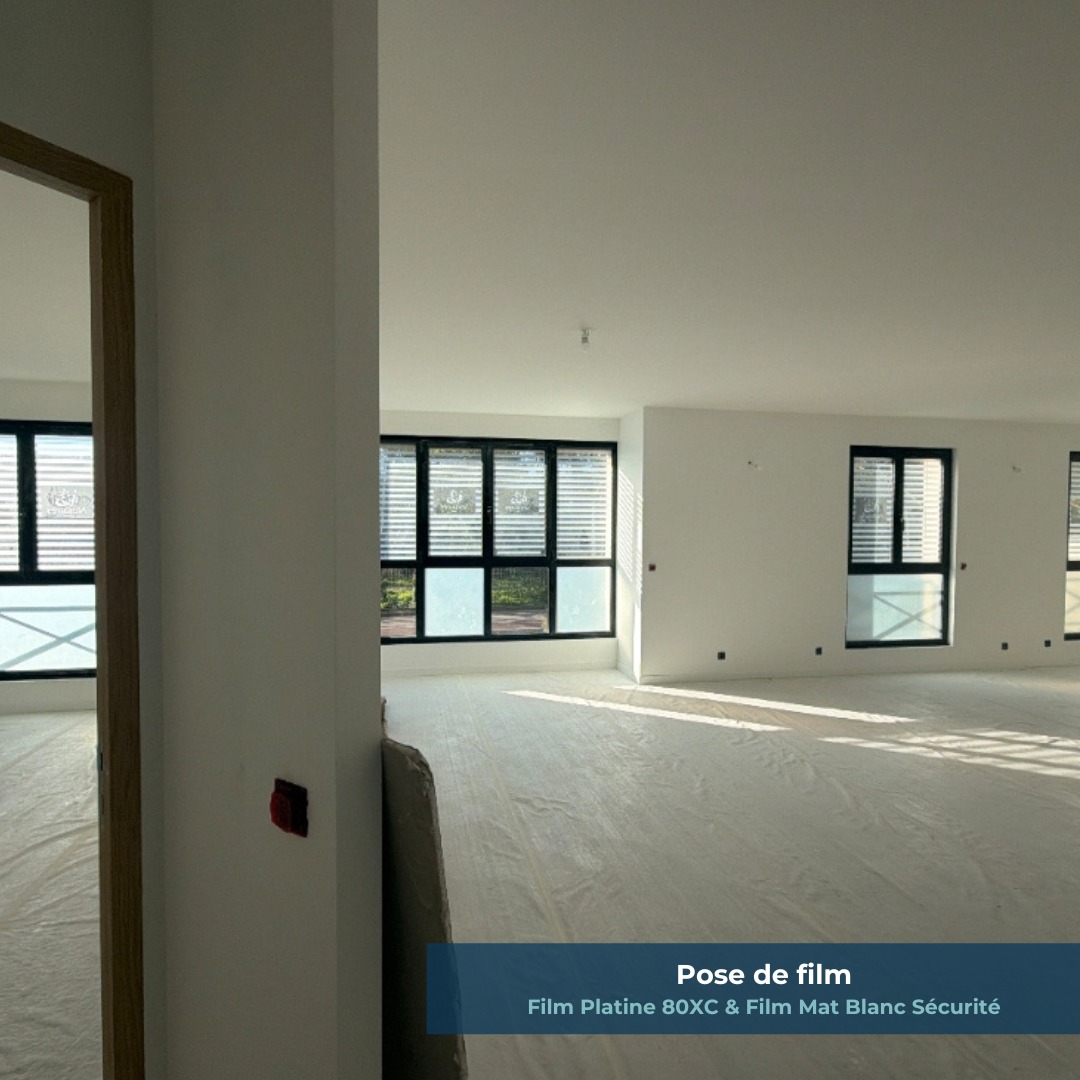 Double intervention à Garches ✨
Pose de :
☀️ Film Platine 80 XC
🔒 Film mat blanc sécurité
✔️ Moins de chaleur
✔️ Plus de confidentialité
✔️ Sécurité renforcée
✔️ Lumière naturelle conservée
Une solution idéale pour les bureaux modernes.
#verreidf #filmsolaire #filmsecurite #filmdepoli #vitrage #bureaux #garches #confort #uv #chantier #design #protection