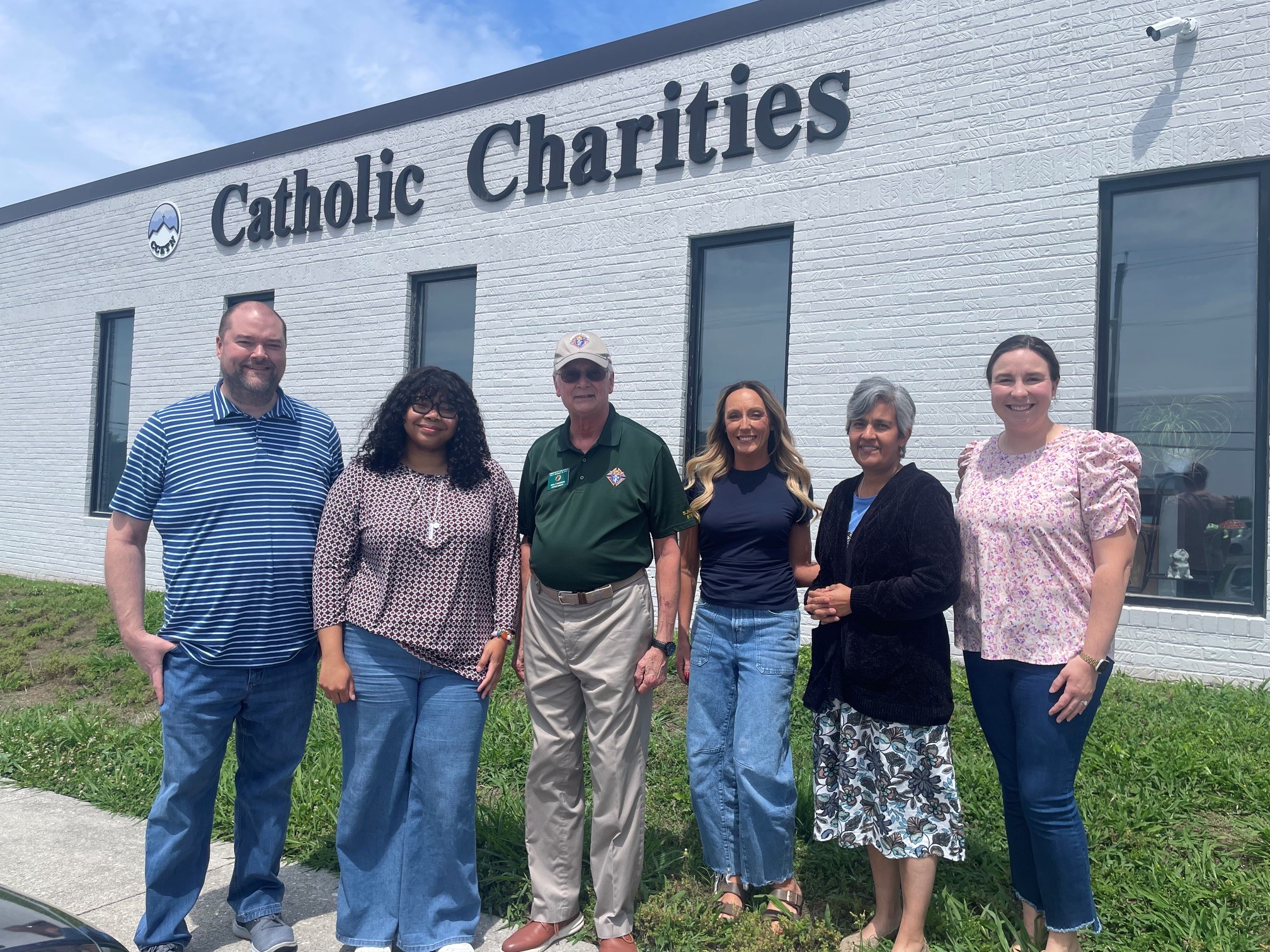 🤝DONOR SHOUTOUT🤝
We’re incredibly grateful to Knights of Columbus Council 8781 for their generous donation to support our mission at Catholic Charities of East TN!
Walt Hanson from KoC dropped by our home office to deliver checks from designated fundraisers at St John Neumann that benefit Samaritan Place, Children's Emergency Shelter, and Pregnancy Services.
They raised:
• $1,000 for Samaritan Place
• $1,000 for Children's Emergency Shelter and Assessment Center
• $2,355.77 to make the baby bottle drive tally $14,000
It's generosity like theirs that makes everything we do possible. Thank you for stepping up and making a difference! 🎉
Photographed from left to right is Paul Ritter, Ky Robinson, Walt Hanson, Michelle Kitts, Elsa Hernandez, and Tiffany Shreve.