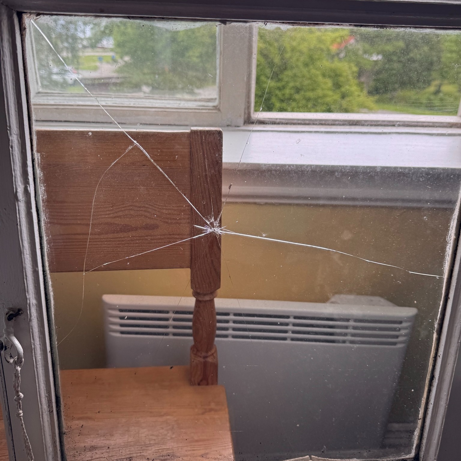 Idag, söndag, infann vi oss i lite lätt panik. Vi upptäcker att ett fönster i en av våra lägenheter är trasigt dit en gäst skall checka in samma dag. 😳
Vad gör man? Jo man ringer vår lokale fönsterhantverkare som slänger sig iväg på stört och hämtar fönstret. Några timmar senare är det helt och sitter mirakulöst på plats igen.
Tack Sasse, vilken service! 🙏
#kinnekullefönsterhantverk