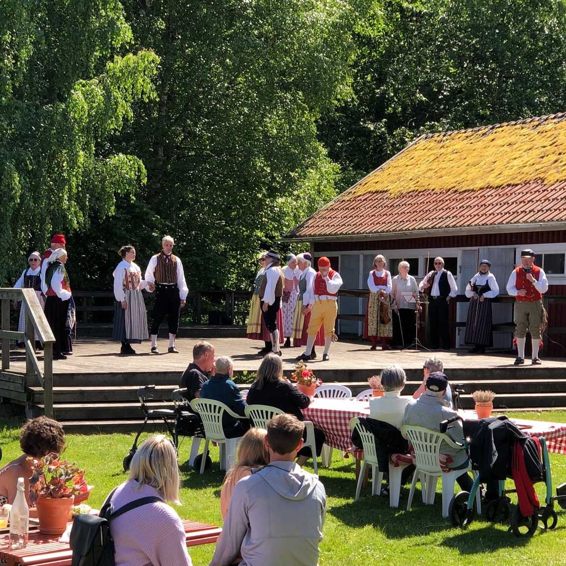 Falkängens Dag/Nationaldagen
På lördag firar vi inte bara Nationaldagen utan även Falkängen.
Lidköpings Folkdansgille uppträder kl. 11.30.
Klockan 13.00 kan man fördjupa sig i historien om bruksgatan då Björn Sjöstedt tar oss på en guidad tur igenom Falkängen.
Det är en gratis guidning och vi samlas framför receptionen i hus 3.
#falkangensdag #hantverkfalkangen #falkangenkinnekulle #lidköpingsfolkdansgille #bruksmuseetfalkangen
