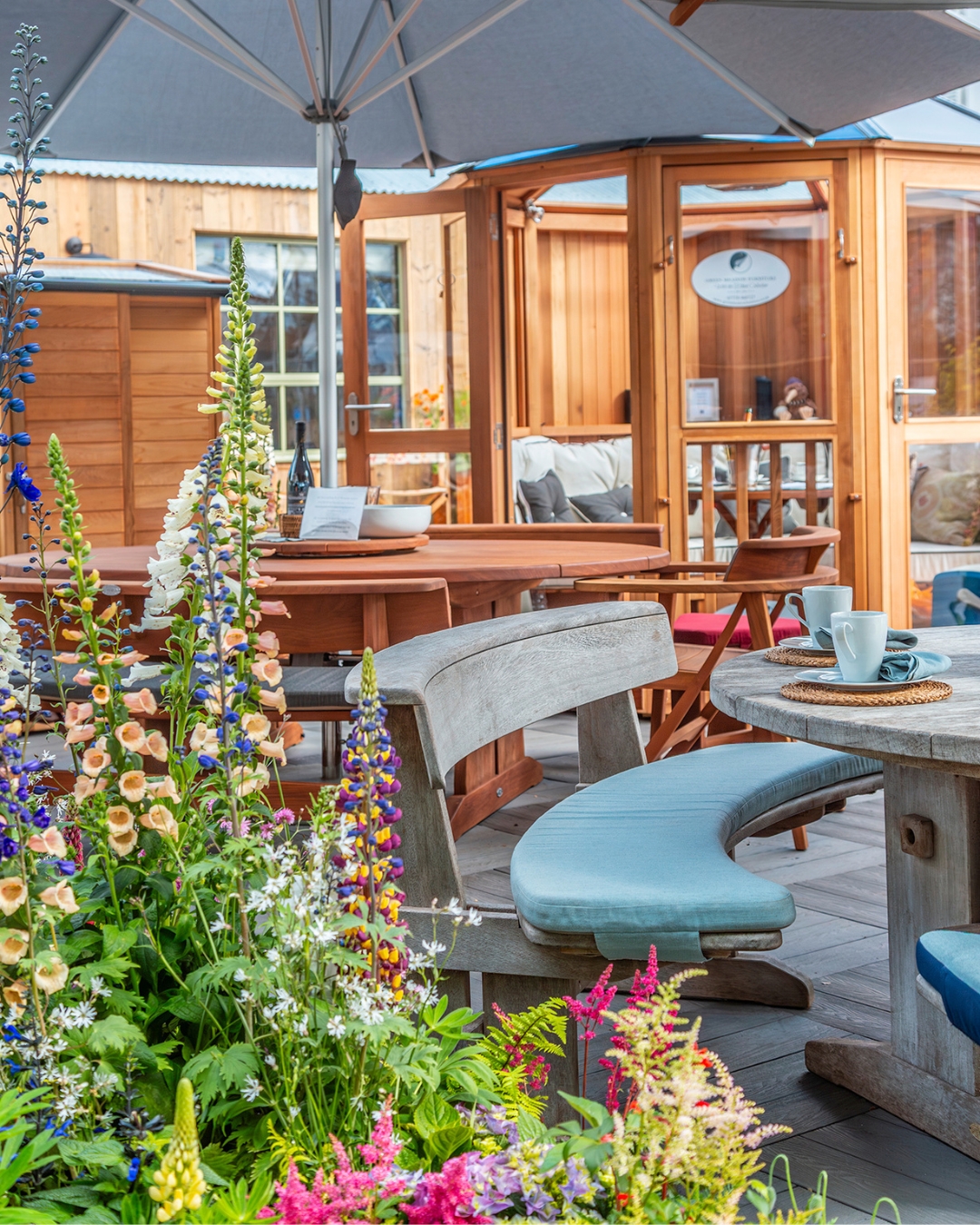 Throwback Thursday to Chelsea in full bloom.
A lush glimpse back at the colour, garden magic, and timeless outdoor living of the RHS Chelsea Flower Show, where Ethan’s handcrafted settings found their place among the flowers.
From New Zealand-made design to London sunshine, these pieces were made for moments like this: gathering, lingering, and enjoying beautiful spaces together.
Proudly Designed & Handcrafted in New Zealand Since 1984.
Explore more on our WEBSITE, link in bio!
📸 Gary Ellis