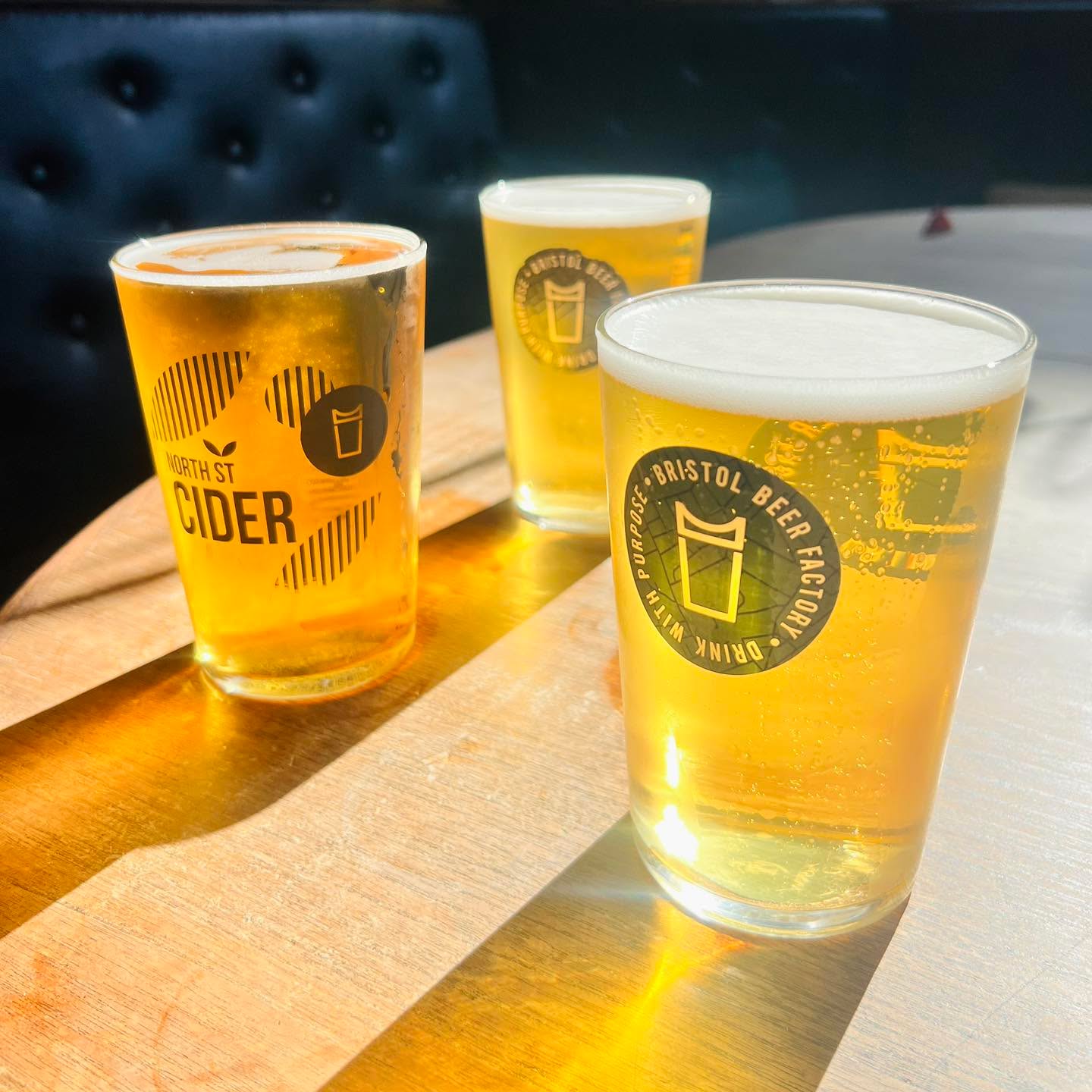 Happy Hour is kicking off today!
With 3 Pints for £10 between 8 and 10!!!
What a steal.
.
.
.
#bristolpubs #bristolpints #happyhour #HappyHourDeals #happyhourdrinks #BristolBeerFactory #bristolbeer