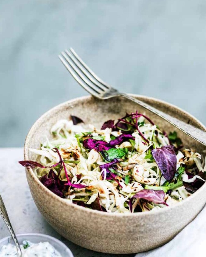 Nem orientalsk kålsalat
1 portion
• 200 g spidskål eller hvidkål, fintsnittet
• 1 stor håndfuld friske urter, fx koriander, persille, lilla basilikum mv.
• 2 spsk. ingefærshot, Urtekram, 70 %, eller ½ tsk. friskrevet ingefær
• Lidt citronskal, fintrevet
• 1 spsk. nigellafrø, tørristede
• 6 g pistacienøddeolie eller hasselnøddeolie
• 5 g cashewnødder, tørristede og evt. saltede
• 1 spsk. balsamicoglace med citronsmag
Bland alle grøntsagerne sammen med de friske
urter. Vend dem med ingefærshot, citronskal,
nigellafrø og pistacienøddeolie.
Hak cashewnødderne, og drys dem over salaten.
Top med balsamicoglace.
God fornøjelse.
www.hartvig-engell.dk/butik