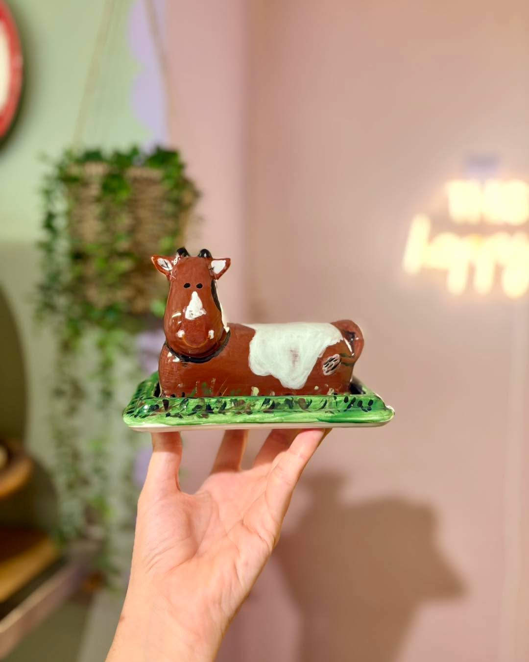 Fresh out of the kiln this week ✨
A little round-up of some of the gorgeous creations that are now ready for collection 🤍 We never get tired of opening the kiln and seeing what you’ve all been making!
Our current turnaround time is approximately 7–10 days, so if you’re planning a Father’s Day gift 🎁 make sure you paint this weekend to give us enough time to fire it and have it ready for the big day 💙
Whether it’s a hand-painted mug, plate, coaster or keepsake, homemade gifts always mean that little bit more.
We also have Keepsake Corner appointments available on Thursdays and Saturdays for those special 1:1 hand and footprint appointments ❤️
Already painted with us in half term? Keep an eye out for your collection text message 💌
Book your table online and get creative this weekend ✨
#PotteryPainting #FathersDayGift #Tiverton #DevonDaysOut #HappyGlazePottery