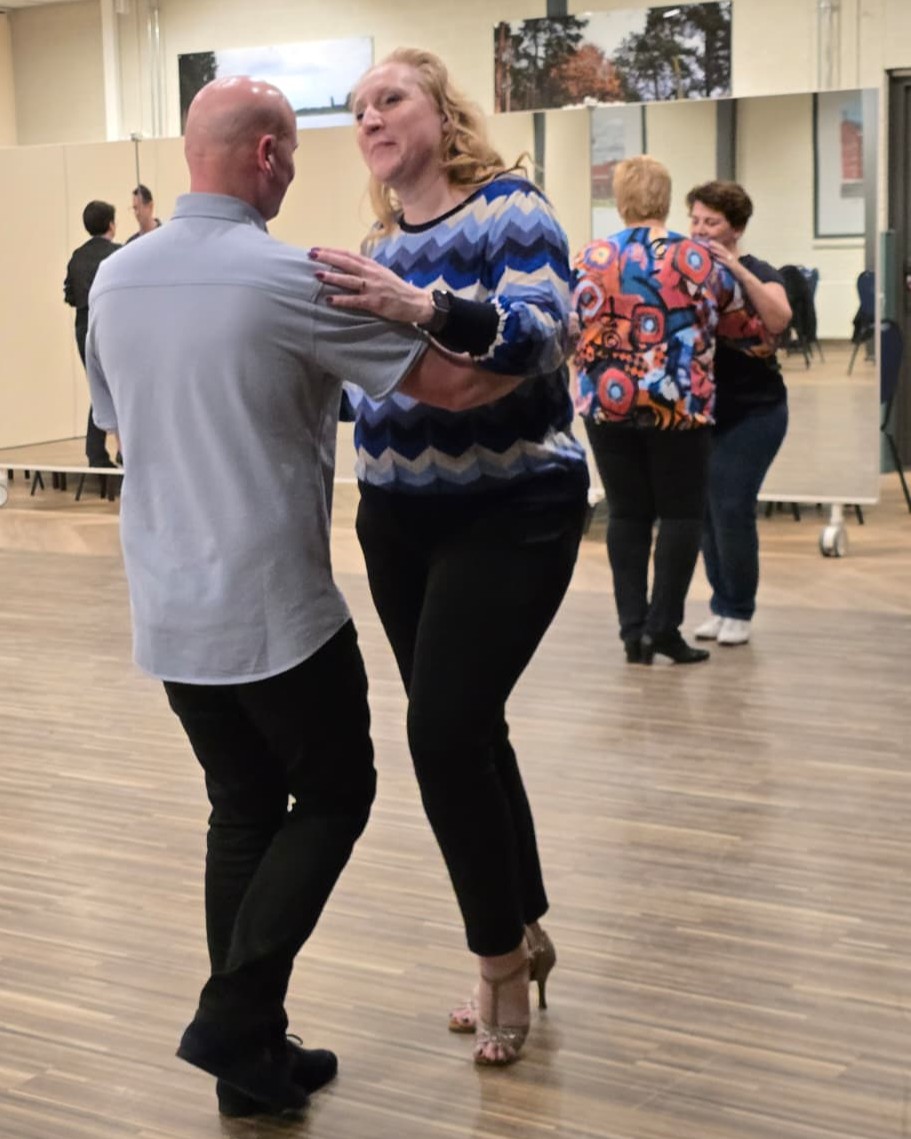 Salsa of Bachata? 💃🕺
Waarom kiezen als het ook allebei kan?!
Aanstaande vrijdag beginnen we met onze derde zomerdanslesstijl: Salsa en Bachata! Deze ritmische en warme dansstijlen zorgen geheid voor een gezellige zomeravond. ☀️
Reserveer je plek via onze website of via de link hieronder. 👇
https://www.dansstudiorolo.nl/event-details/zomerdanslessen-salsa-bachata-2026-06-05-20-00
#dansstudiorolo #dansstudiobrabant #herpen #dansen #engelsewals