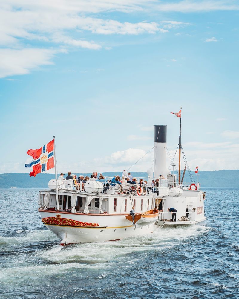 🌞 Hva skjer i Evjua i juni?
Juni byr på flotte opplevelser både på og rundt Mjøsa! Her er noen høydepunkter du kan få med deg:
🚢 Skibladner kommer til Evjua
Verdens eldste hjuldampbåt i rutedrift fyller hele 170 år i år! Tirsdag 23. juni anløper Skibladner Evjua for første gang denne sesongen, og deretter legger den til kai hos oss to ganger daglig hver tirsdag og fredag frem til 16. august.
🎸 Bryggekonsert med NO NAME
Lørdag 20. juni inviterer de lokale heltene i NO NAME til dans, allsang og sommerstemning på brygga «litt uti» Mjøsa ved Viken II. Ta med godt humør og nyt en hyggelig sommerkveld ved vannet. Kjøp billetter på billetto.no (søk evjua).
🥾 Flotte turmuligheter i nærområdet
Utforsk de vakre omgivelsene rundt Evjua! Følg strandstien til Panengen, gå langs rolige gårdsveier eller legg turen opp Totenåsen mot Olsbyvarden og Hervenknappen for fantastisk utsikt.
👉 Se flere tips til aktiviteter og opplevelser på www.evjua.no/nyheter
Velkommen til sommerdager ved Mjøsa! ☀️
🚐 Book ditt opphold på booking.evjua.no