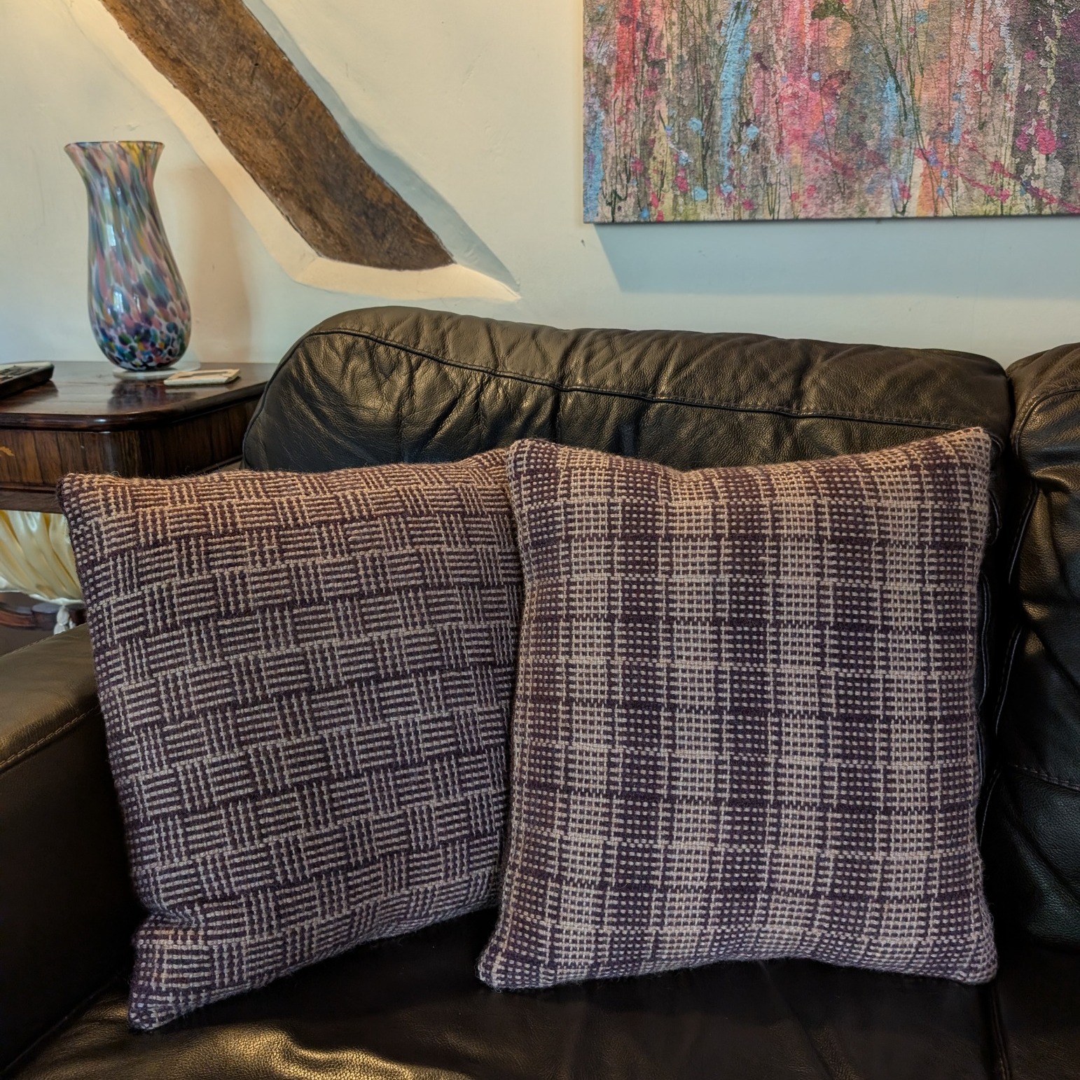They are finished! You may recall I wove the fronts of these cushions a few weeks back but needed to weave cloth for the backs and make them up. It's taken a while but here they are - done and in place. I'm delighted with them and am certainly going to weave more log cabin patterns.
#britishsheep #lovebritishwool #weaversofinstagram #handwoven #NaturalFibres #weavers #rigidheddle #HandwovenHeritage #rigidheddleweaving #cushions