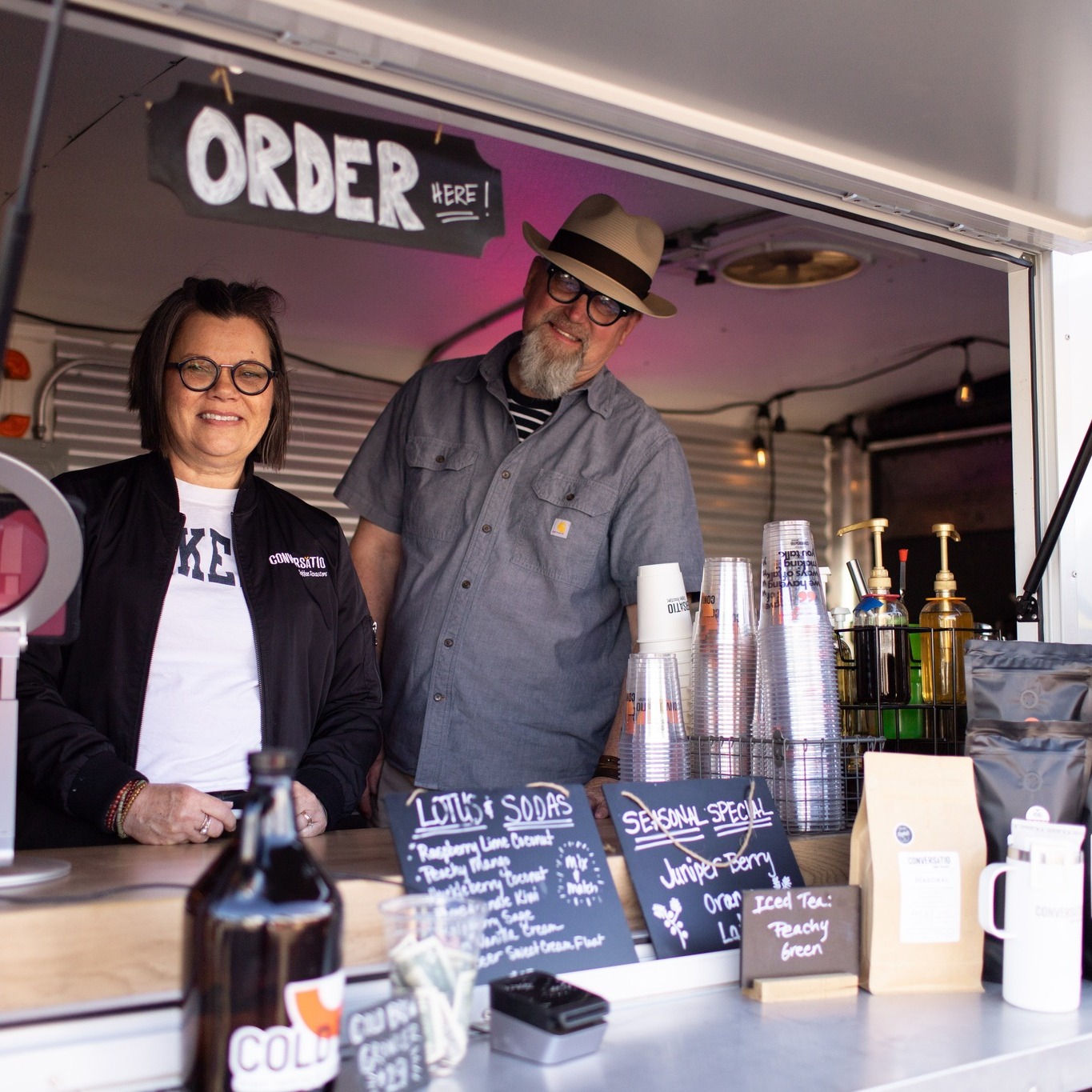 VENDOR SPOTLIGHT!!!
@conversatiocoffee takes its name from the latin root of conversation, defined as 'the act of living with each other wthin community'
Timm and Lori Taff built the company on two values: a love for people and great coffee. Each artisan roasted bag offers a unique question designed to stimulate conversations.
This market season Conversatio Coffee celebrates 10 years of roasting! What began as unique roasting profiles has expanded to include a mobile unit with a unique drink menu and house-made syrups.
Conversatio is also available at Plaza Super Jet and D'Olivo Wenatchee.
📸by @nataliasheartphotography #VendorSpotlight #FreshRoast #farmon #Marketlife with @solaritycreditunion