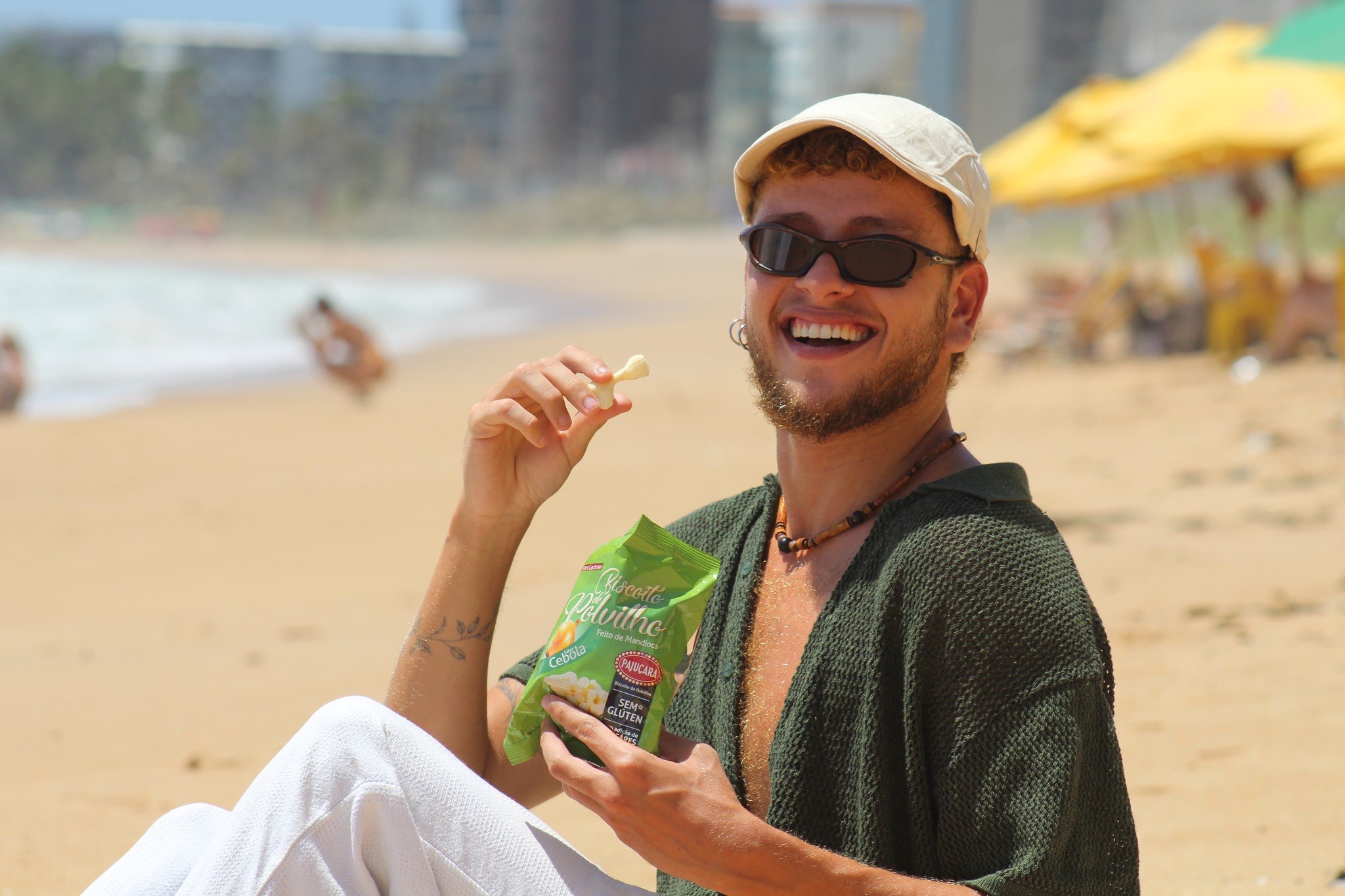 Tem dias que a felicidade mora nas coisas mais simples: o som do mar, a brisa no rosto e um polvilho crocante acompanhando o momento.
Porque aproveitar o lazer fica ainda melhor quando tem aquele sabor que faz parte da nossa rotina e deixa tudo mais leve.
#pajucaraalimentos #biscoitopolvilho #maceioal #maceioalagoasbrasil