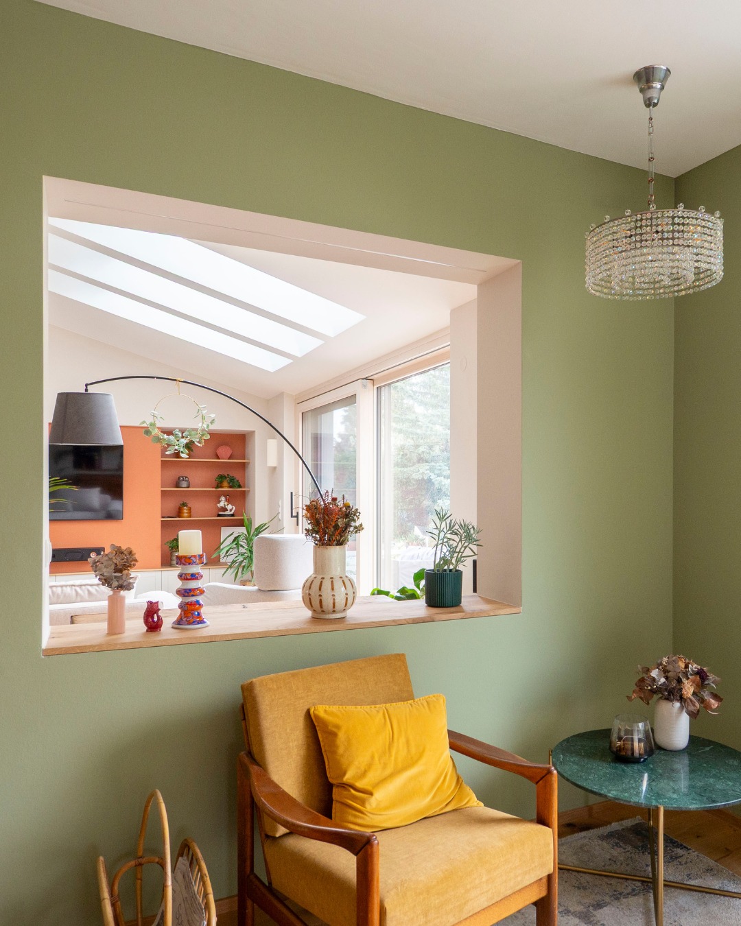 Durchblicke schaffen Tiefe. 📚🌿
Anstatt Räume durch Türen zu trennen, haben wir mit architektonischen Öffnungen gearbeitet. So bleibt der Kontakt zwischen den Bereichen bestehen, während die gemütliche Leseecke in beruhigendem Salbeigrün ihren ganz eigenen Rückzugsort bildet. Der Blick ins Grüne durch die neuen, großzügigen Fensterfronten war ein zentraler Teil unserer Planung.