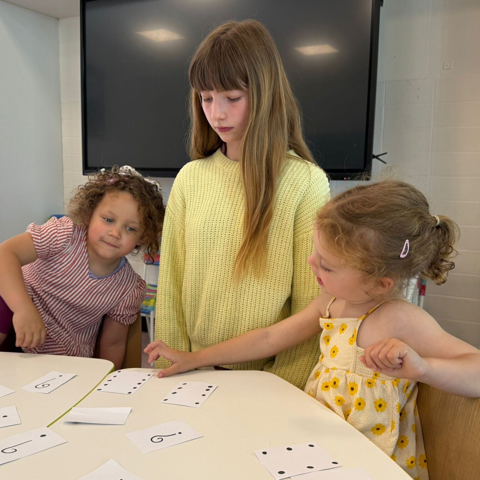 ๐๐ง๐ง Leren door te doen!
Voor hun vijfde project van dit schooljaar onderzochten de leerlingen van 1 Mens-Taal hoe kleuters leren. Na gesprekken met de juffen van BS De Kleurenplaneet trokken ze in duo's naar de basisschool met een zelf uitgewerkte activiteit voor de kleuterklas.
Een boeiende en leerrijke ervaring waarbij theorie en praktijk mooi samenkwamen! ๐