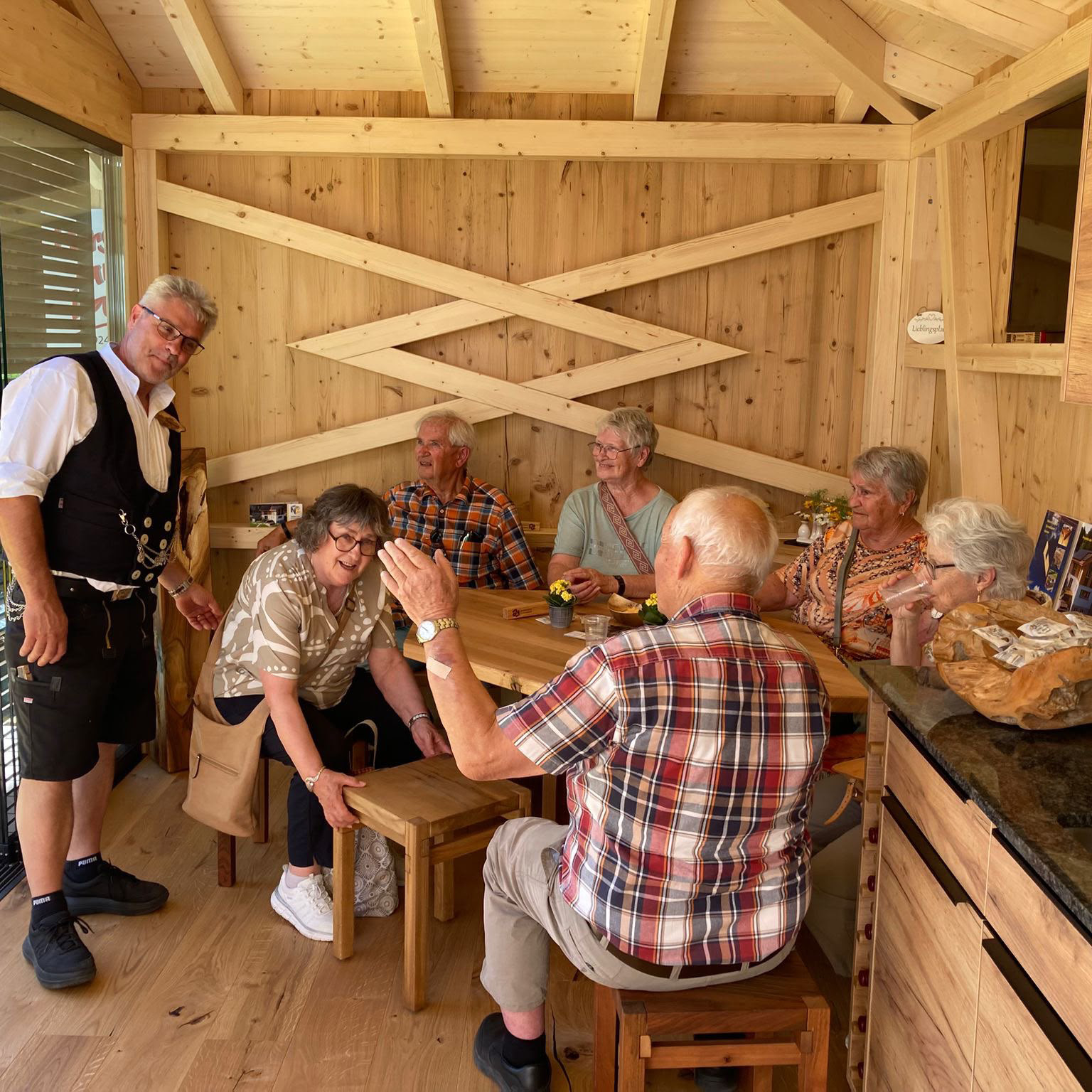 🪵 Danke, Riga26! Es war grossartig. 😀
Vier spannende Tage liegen hinter uns, viele gute Gespräche und zahlreiche neue Begegnungen. In unserem eigens für die Riga26 fabrizierten Holzchalet durften wir Besucherinnen und Besucher begrüssen, Ideen austauschen und zeigen, was mit dem Werkstoff Holz alles möglich ist.
Die grosse Resonanz, das Interesse an unseren Projekten und die vielen positiven Rückmeldungen haben uns begeistert. ☀️
Ein herzliches Dankeschön an alle, die bei uns vorbeigeschaut haben – und natürlich an das OK der Riga26 für die hervorragende Organisation dieser gelungenen Gewerbeausstellung. Wir nehmen viele schöne Eindrücke und neue Kontakte mit in unseren Alltag. 🙌