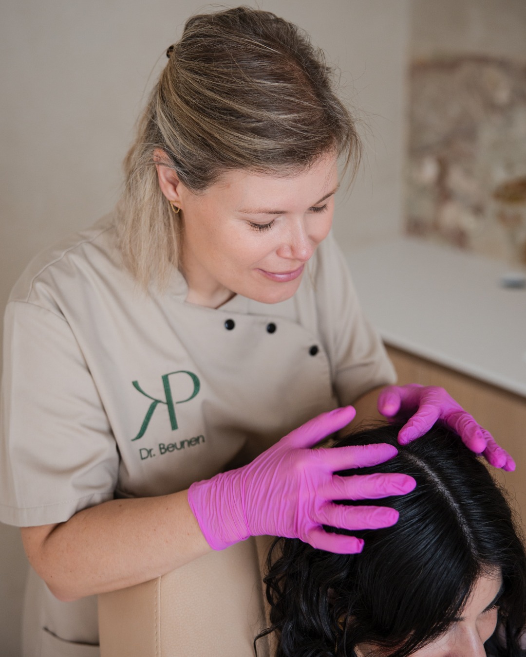 PRP voor de hoofdhuid maakt gebruik van lichaamseigen plasma om de haarfollikels te stimuleren en de kwaliteit van het haar te ondersteunen.✨
Bij deze niet-chirurgische behandeling wordt een kleine hoeveelheid bloed verwerkt tot plasma met een hoge concentratie aan bloedplaatjes, waarna dit opnieuw in de hoofdhuid wordt ingebracht.
💬 Geschikt bij haarverlies of dunner wordend haar.
⚠️ NB aan elke behandeling zijn risico's verbonden. Het is belangrijk om hier bij stil te staan en deze grondig met jouw chirurg te bespreken.
#PRP #hoofdhuid #PUURkliniek #SurgicArt