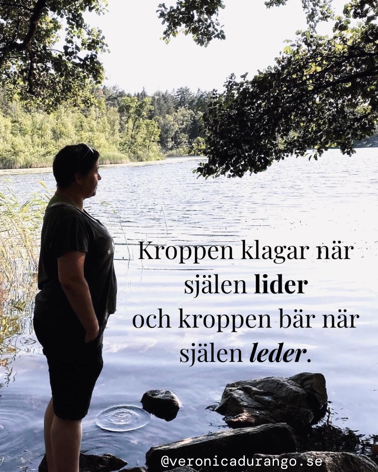 Livet handlar inte om strategier och reglering. Det handlar om trygghet och frid.
Vi lever i en tid där allt fler söker lindring. Nya metoder. Nya tekniker. Nya kurser. Nya sätt att hantera symtomen.
Men kroppen vill inte bara få symtom lindrade. Den vill vara i kontakt. I kontakt med det som är sant. I kontakt med det som känns. I kontakt med det som längtar efter att få leva genom dig.
När kontakten försvinner börjar många söka svar. Genom system, trender, AI, nya modeller och nya löften om att äntligen må bra.
Men det som leder vägen genom livet är inte fler tekniker. Det är intuitionen.
Erfarenheten. Kunskapen. Den visdom som föds när vi har levt, lidit, reflekterat och landat.
Aristoteles kallades detta Phronesis.
Den djupa mänskliga visdomen.
Förmågan att förstå vad som är sant, rätt och levande i just denna stund.
Motsatsen är Techne. Tekniken.
Metoden. Verktyget.
Techne har sin plats. Men när tekniken blir viktigare än kontakten riskerar vi att börja behandla människan som ett projekt istället för ett levande väsen.
Om varje obehag, sorg, ilska eller existentiell smärta omedelbart ska andas bort, groundas bort eller regleras bort kan regleringen bli en ny undvikandestrategi.
Det som inom psykologin kallas experiential avoidance. Ett försök att undvika den inre upplevelsen istället för att möta den.
För ibland är inte känslan problemet.
Ibland är känslan budbäraren.
Därför behöver vi ibland sluta fråga:
"Hur får jag bort detta?"
Och istället börja fråga:
"Vad försöker detta berätta för mig?"
Gå till orsakerna.
* Till arven.
* Till upplevelserna.
* Till programmeringarna.
* Till de berättelser som format dig.
* Till det som en gång fick dig att lämna dig själv.
Och låt intuitionen, medvetandet och den djupare visdomen visa vägen in till Dig igen.💚
Frid uppstår inte när vi blir bättre på att kontrollera oss själva. Frid uppstår när vi slutar fly från oss själva. När vår äkthet får lysa igenom.
Kroppen klagar när själen lider och den bär när själen leder.💚
Om du känner att det är dags att gå djupare än symtom och strategier. Gå till www.veronicadurango.se
#soulandpathfinding#livet#life#kroppenklagarnärsjälenlider#wisdom