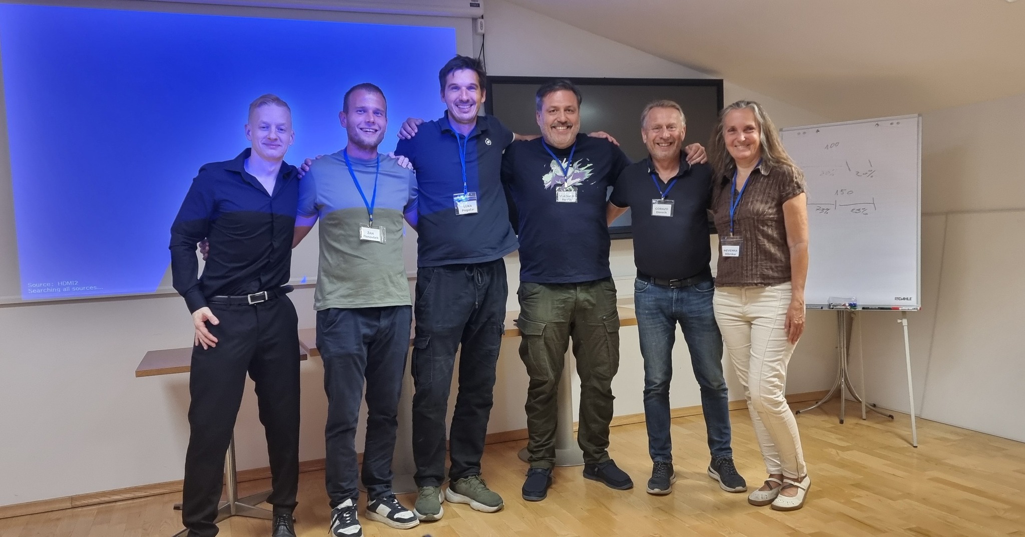 🎉 Imamo novo upravo kluba za leto 2026/2027! 🎉
Na našem zadnjem srečanju smo izvolili novo upravo Toastmasters kluba, ki bo svoje delo začela 1. julija 2026.
Ker je naš klub velik, aktiven in poln idej, je tudi dela kar nekaj. Letos bo v upravi sodelovalo kar 9 članov. 💪
Več glav več ve, več rok več naredi, več Toastmasterjev pa … no, zagotovo pomeni več dobrih govorov in še boljšo energijo. 😄
Novo upravo sestavljajo:
👤 Žan – predsednik
👤 Vladimir – podpredsednik za izobraževanje
👤 Luka – podpredsednik za članstvo
👤 Hanna – podpredsednica za odnose z javnostmi
👤 Gregor – tajnik
👤 Gorazd – blagajnik
👤 Jernej – orodjar
👤 Nevenka – podpredsednica za mentorstvo
👤 Rok – nekdanji predsednik
Na fotografiji trije člani nove uprave manjkajo, a brez skrbi — v ekipi so. 😉
Novi upravi želimo veliko uspehov, dobrih idej, povezovanja in pogumnih odločitev v prihajajočem letu. 🙌
Hkrati pa iskrena hvala dosedanji upravi za ves trud, čas, energijo in delo, ki ga je vložila v razvoj našega kluba. 👏
Gremo novim zmagam naproti! 🚀
#Toastmasters #ToastmastersSlovenia #PublicSpeaking #Leadership #NovaUprava #GremoNaprej