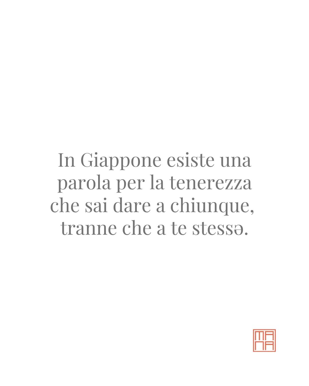 Omoiyari (思いやり) è una parola giapponese che nomina la capacità di sentire ciò che l'altro prova e di stargli vicino con tenerezza, senza giudizio, con il cuore aperto.
È una qualità che molti di noi sanno esprimere verso gli altri con una naturalezza sorprendente. Sanno trovare le parole giuste, la pazienza giusta, il tono giusto. Sanno stare vicini senza chiedere di essere diversi da quello che si è.
Ma c'è una pratica nella tradizione zen che invita a rivolgere questo stesso sguardo verso se stessə, e lì le cose si complicano. Perché il modo in cui molti di noi si parlano nei momenti difficili, quando sbagliano, quando cadono, quando non riescono, è qualcosa che non userebbero mai con qualcuno che amano. Il giudice interno è preciso, implacabile, e arriva sempre nel momento peggiore.
Omoiyari rivolta verso se stessə è la pratica più difficile e più necessaria: imparare a trattarsi con la stessa delicatezza con cui si terrebbe tra le mani qualcosa di fragile, con la stessa pazienza con cui si starebbe vicini a qualcuno che sta soffrendo, con la stessa voce che si userebbe con qualcuno che si ama davvero.
Nel latino antico questa qualità si chiamava Misericordia, il cuore aperto verso la fragilità, verso la sofferenza, verso ciò che è umano e imperfetto. Non pietà dall'alto, ma gesto orizzontale, da pari a pari, verso se stessə.
Omoiyari e Misericordia dicono la stessa cosa attraverso culture lontanissime: la compassione vera comincia quando impari a rivolgere verso te stessə lo stesso sguardo che hai già per chi ami.
🌸
Nel gruppo Instagram, che trovi in home al profilo, ho lasciato un approfondimento più intimo su questo tema, insieme a una piccola pratica da fare oggi, per cominciare a trattarti con la cura che meriti.