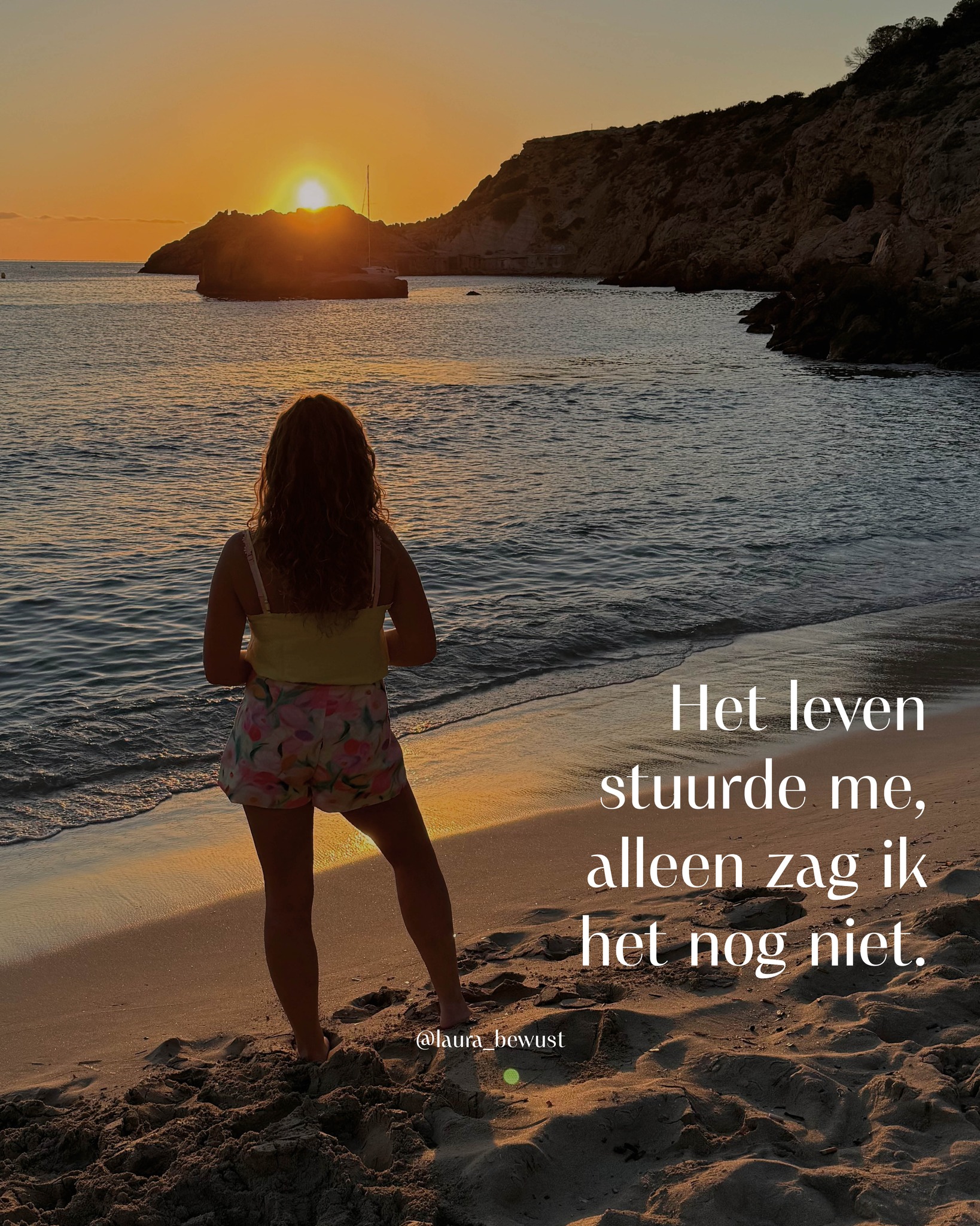 Aan het einde van de dag zie ik wat ik ’s ochtends nog niet kon zien.
Welke ontmoeting iets in beweging zette. Welk moment achteraf precies nodig bleek. Hoe dingen die los van elkaar leken, samen een richting vormden.
Bij zonsopgang stap ik in vertrouwen en nieuwsgierigheid. Bij zonsondergang verbind ik de stippen.
Alleen loopt het in het leven vaak anders.
Waarom gaat dit anders dan ik had verwacht?
Waarom komt dit conflict nu weer omhoog?
Waarom voel ik me nu zo ongemakkelijk?
En iedere keer ontdek ik achteraf hetzelfde. Het leven houdt me niet tegen, het stuurt me. Alleen kan ik dat op dat moment nog niet zien.
En toch probeer je het steeds opnieuw. Je wilt begrijpen waarom iets niet lukte. Waarom iemand wegging. Waarom een deur die je zo graag open wilde hebben, gesloten bleef.
Maar achteraf zie je pas waarom dat geen gemiste kans was, maar je werd beschermd voor iets wat je nog niet kon zien.
Hoe het vertrek van die persoon ruimte maakte voor wie er nog komt.
Hoe dat ongemakkelijke gevoel, zorgde voor een diep besluit.
Dat is het bijzondere van het leven. Je begrijpt het bijna nooit, terwijl je er middenin zit. Pas als je terugkijkt, verbind je de stippen en wordt het helder.
Het universum werkt niet altijd op jouw tijdlijn. En het laat zich niet altijd verklaren door je hoofd.
En misschien is dat wel waarom vertrouwen zo belangrijk is, je wordt geleid door iets wat groter is dan jijzelf.
Jouw intuïtie weet het vaak al. Dat stille weten diep vanbinnen, dat fluistert: dit klopt niet, of: dit is het. Niet luid. Maar voelbaar.
Het goddelijke plan vraagt niet dat je alles begrijpt. Het vraagt dat je vertrouwt. Dat je de omweg niet ziet als bewijs dat je het fout doet, maar als onderdeel van een pad dat groter is dan wat je nu kunt overzien.
Misschien hoef je niet altijd te weten waarom iets gebeurt. Misschien hoef je alleen maar bereid te zijn om te blijven bewegen, ook als het oncomfortabel is. Met het vertrouwen dat je later zult zien waarom het precies zo moest gaan.
Vertrouw het pad. Ook al kun je nog niet zien waar het naartoe gaat.💫
#levenspad #universum #vertrouwen #connectingthedots #intuïtie