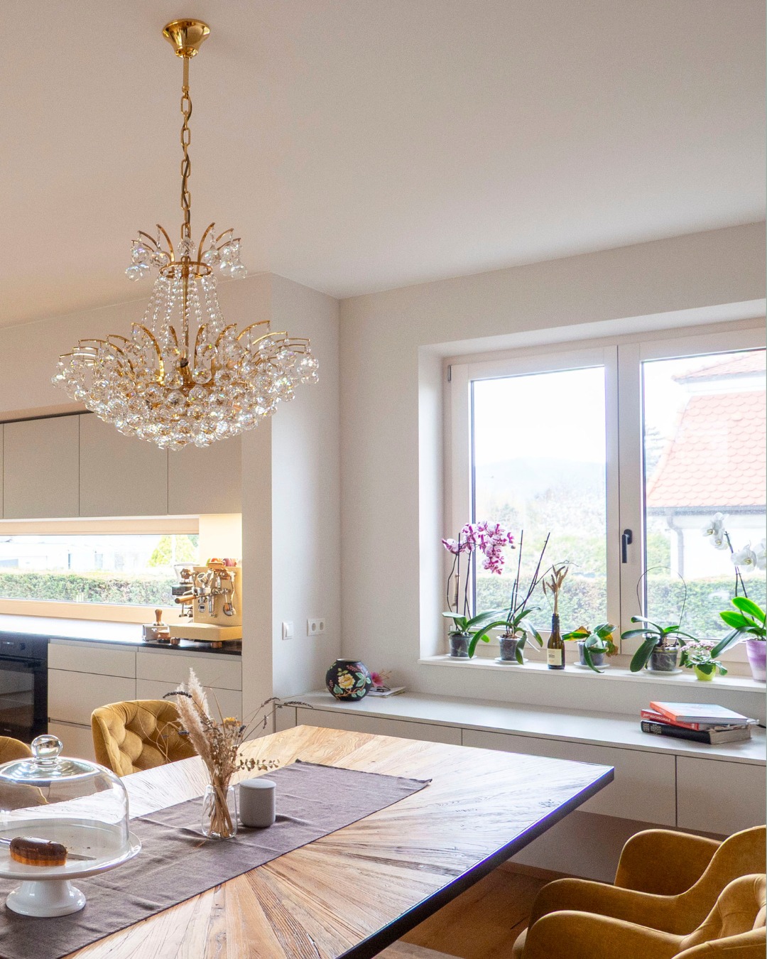 Das Herzstück des Hauses: Eine offene Wohnküche, die Großzügigkeit neu definiert. 🍽️✨
Durch die vollständige Neuplanung der Raumwege haben wir Platz für eine imposante Kochinsel und einen großen Esstisch geschaffen. Besonders stolz sind wir auf den Mix: Während die Küche in modernem Greige und klaren Linien besticht, thront über dem Esstisch ein prachtvoller Kronleuchter aus dem Bestand.
