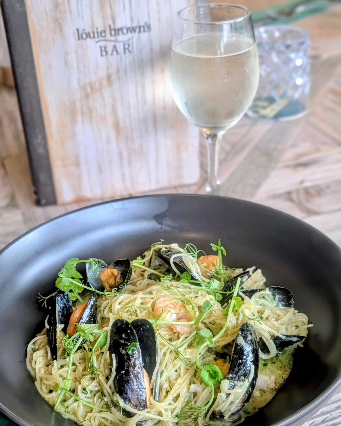 Midweek Special✨
Seafood Capellini
Steamed mussels, king prawns & white fish in a buttery garlic cream with lemon zest.
Enjoy on this weeks visit 😊