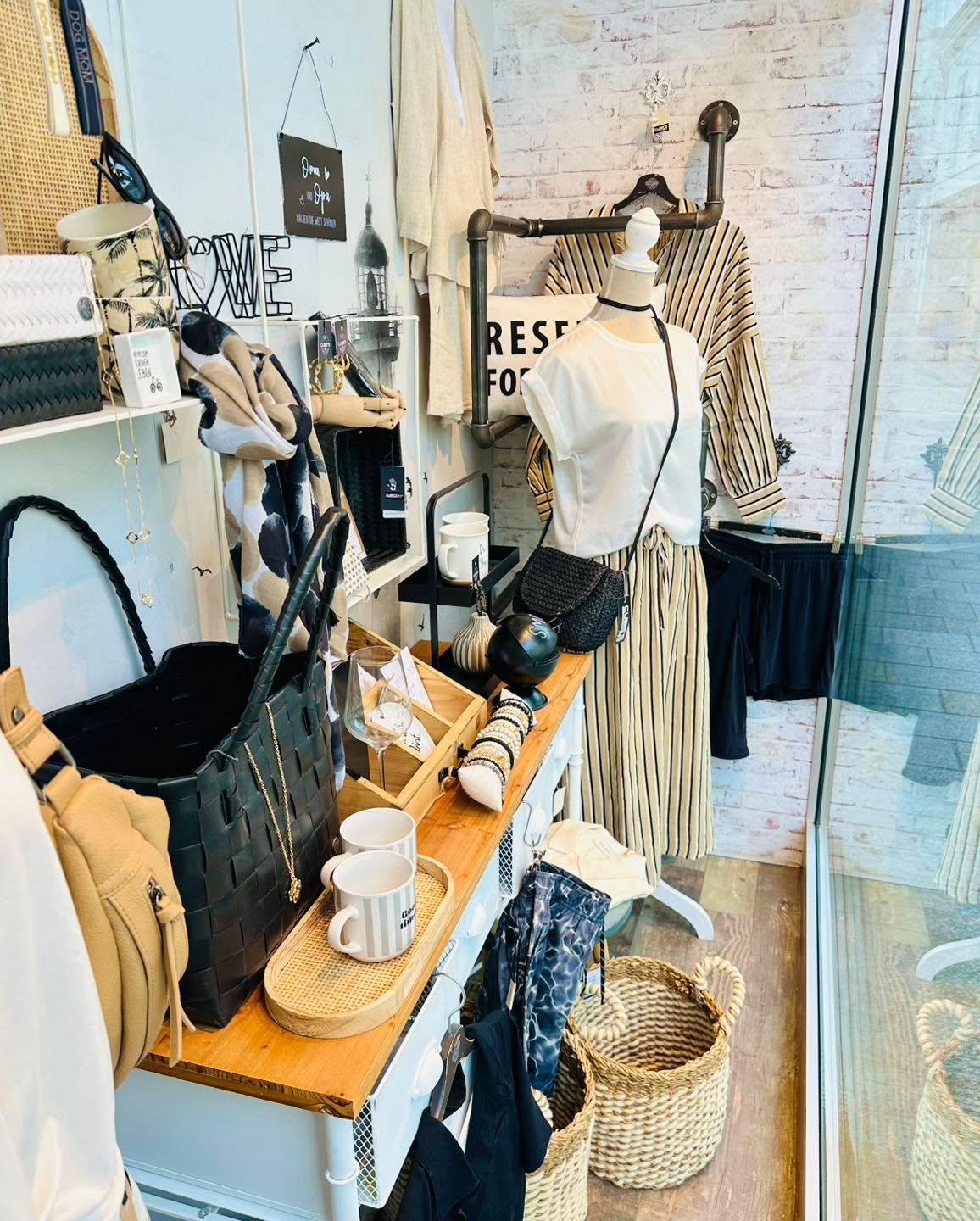 Die Looks haben wir schon mal. 🕶️
Fehlt nur noch das Taxi ans Meer. 😉🌊🚕
Unsere Öffnungszeiten:
Montag-Freitag 9 - 18 Uhr
Samstag 9 - 17 Uhr
@cubes_baden
—
Hier findet ihr uns:
CUBE‘S M2 Rathausgasse 8, 2500 Baden
CUBE‘S M³ Rathausgasse 12, 2500 Baden
