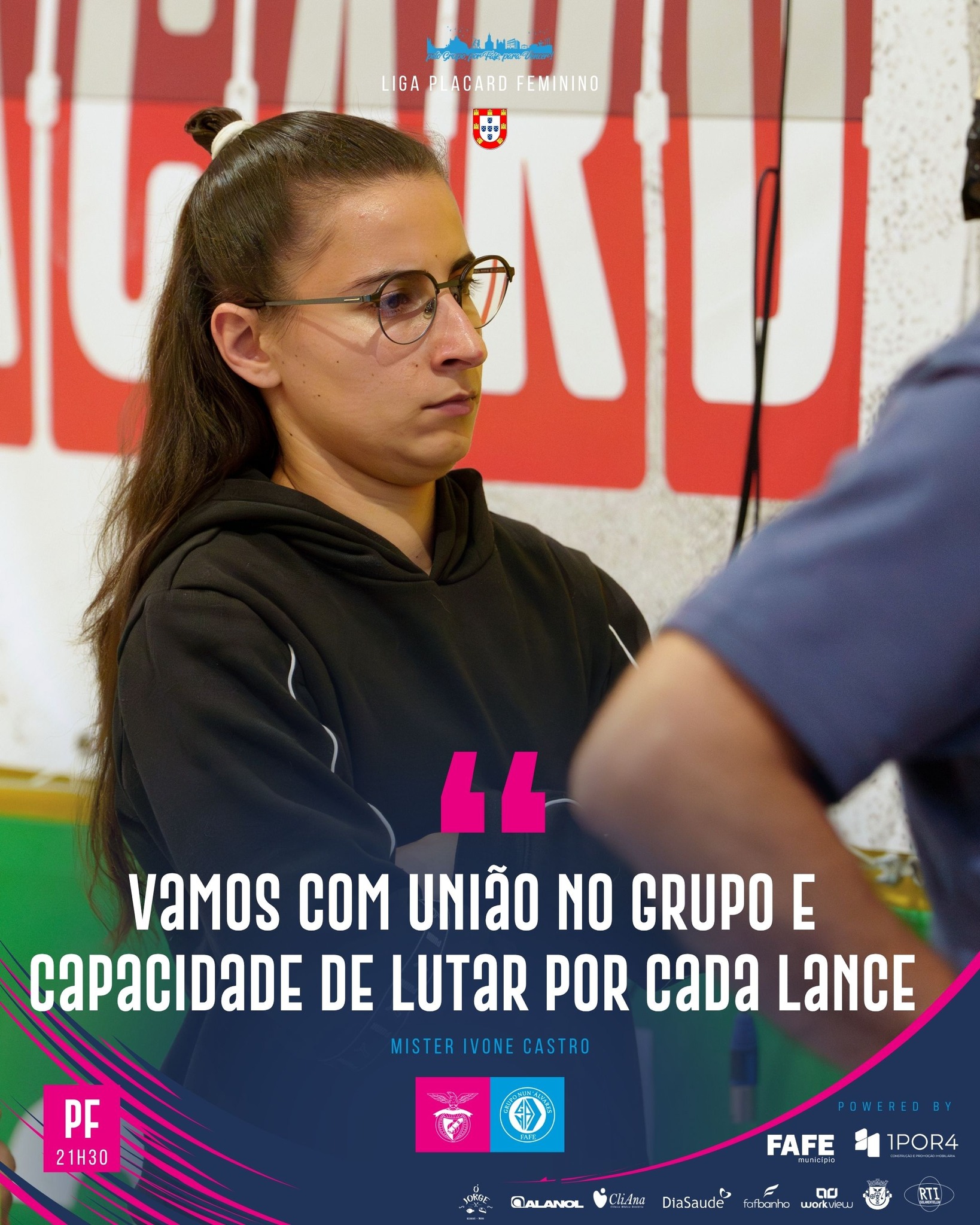 #SLBGNA👔 💬 “Tal como esperávamos, os dois primeiros jogos demonstraram o enorme equilíbrio desta final. Entrámos da melhor forma na eliminatória, com uma vitória importante no primeiro encontro, mas no segundo não fomos capazes de alcançar o resultado que pretendíamos. Ainda assim, a resposta da equipa ao longo destes dois jogos reforça a confiança no trabalho que temos vindo a desenvolver.
Sabemos que, numa final disputada à melhor de cinco jogos, cada partida tem a sua própria história e que este terceiro encontro assume uma importância acrescida. Vamos jogar num terreno difícil, perante um adversário que procurará aproveitar o fator casa, pelo que teremos de estar preparados para responder com personalidade, concentração e competitividade do primeiro ao último minuto.
Ao longo da semana analisámos aquilo que fizemos bem e os aspetos em que precisamos de ser mais consistentes, trabalhando com o compromisso, a exigência e a dedicação que este momento da época exige.
Esperamos um adversário muito competitivo e sabemos que teremos de estar ao nosso melhor nível para superar as dificuldades que o jogo irá apresentar. Será fundamental mantermos a nossa identidade, a união do grupo e a capacidade de lutar por cada lance, independentemente das circunstâncias.
Estamos preparados para dar tudo em campo e lutar por uma vitória que nos permita voltar a assumir vantagem nesta final.”
#peloGRUPOporFAFEparaVENCER