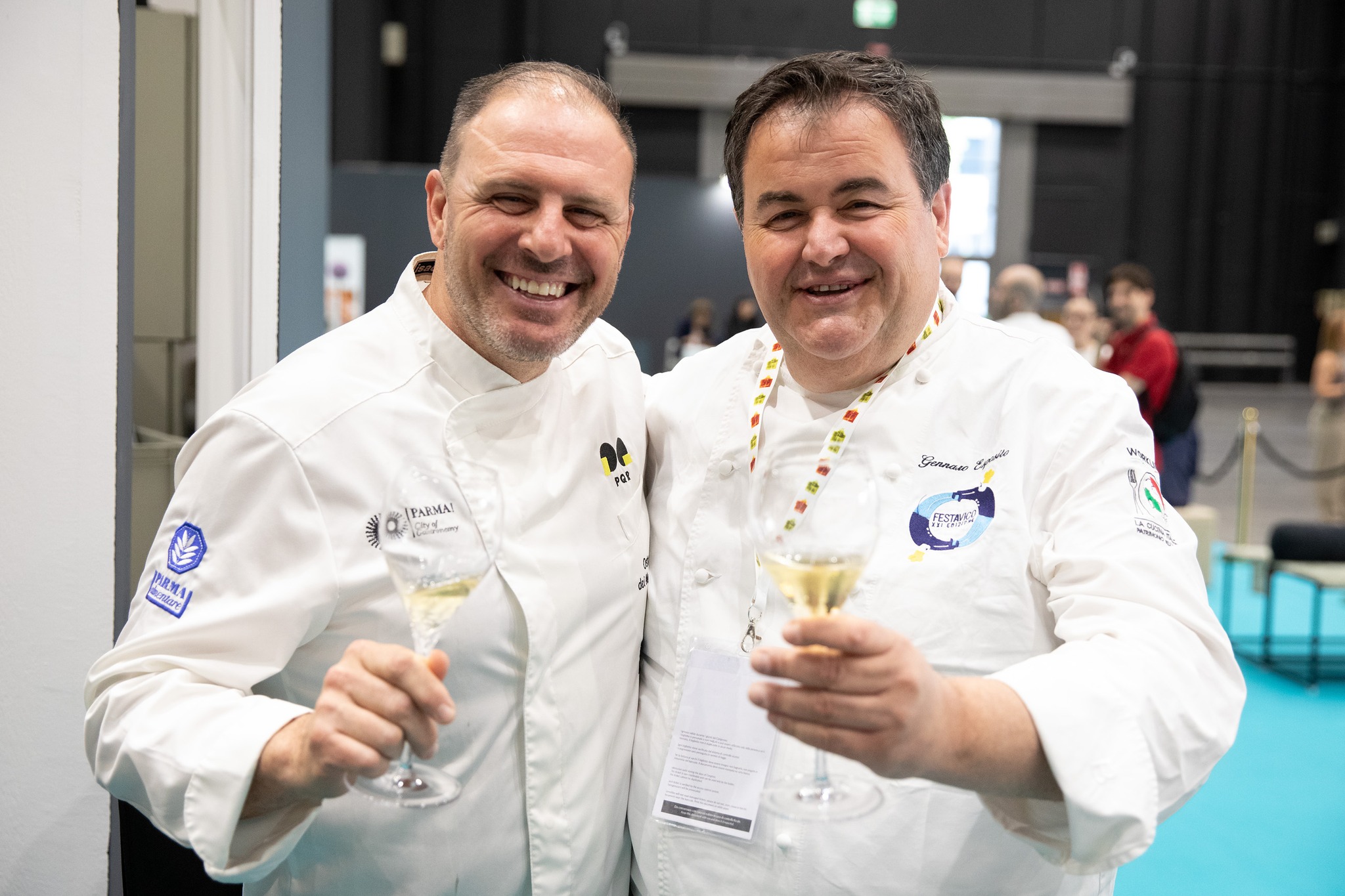 Mind The #CenadeiMille 🍽️
Sarà lo chef due stelle Michelin Gennaro Esposito, patron de La Torre del Saracino, il guest chef della settima edizione della Cena dei Mille di Parma!
L’annuncio è stato dato oggi da Fondazione Parma UNESCO Creative City of Gastronomy nel corso della conferenza stampa organizzata all’Allianz MiCo di Milano, all’interno di Identità Golose.
Accanto a lui, le eccellenze delle sei filiere della @parmafoodvalleyit : @parmigianoreggianodop , @prosciuttodiparma_it , pasta (@barillaitalia ), pomodoro (@muttipomodoroit e @rodolfi_italia ), latte (#Parmalat) e alici (@delicius_official , @rizzoli_emanuelli e @zarotti_official ).
Non vediamo l’ora che arrivi l’8 settembre per poter assaporare le eccellenze delle sei filiere della #ParmaFoodValley e i piatti firmati dallo Chef nel cuore della nostra città ✨
.
.
#MindThePop #MediaRelation #DigitalAgency #Parma