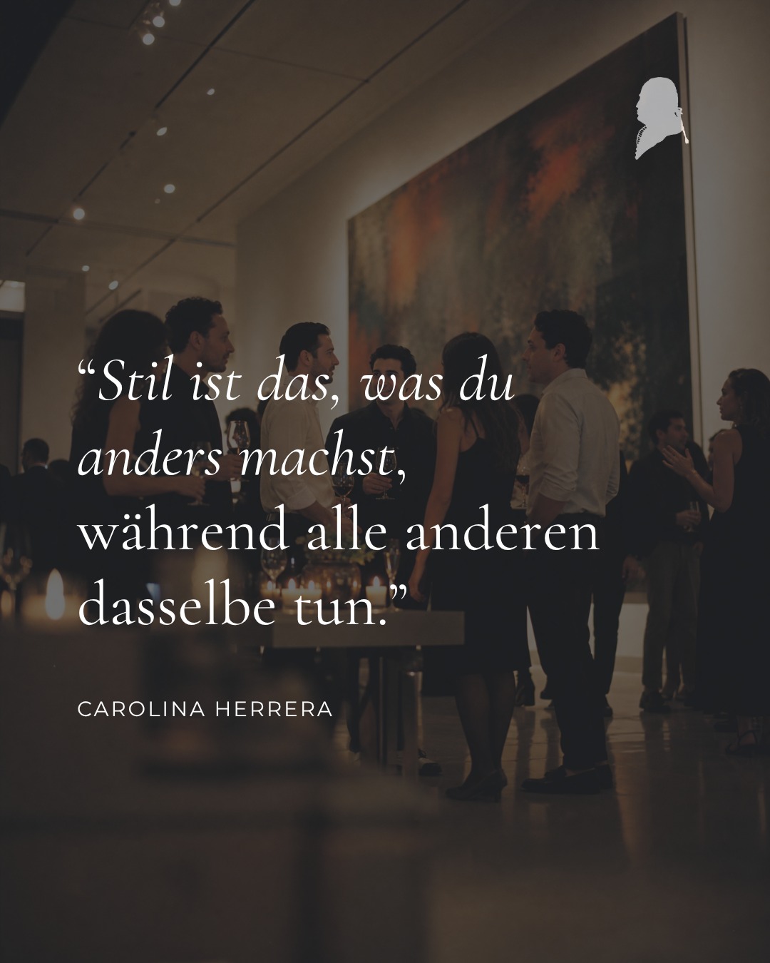 „Stil ist das, was du anders machst, während alle anderen dasselbe tun.“
Diese Worte stammen von Carolina Herrera, geboren 1939 in Caracas, einer Frau, die zur Stilikone wurde, lange bevor sie überhaupt ihre erste Kollektion entwarf. Aufgewachsen in der venezolanischen Eleganz einer anderen Zeit, brachte sie ihr feines Gespür für Form, Haltung und Selbstverständlichkeit erst mit Anfang vierzig in die Welt der Mode, als sie 1981 in New York ihr eigenes Label gründete und auf Anhieb begeisterte.
Berühmt wurde sie für die weiße Bluse, die in ihren Händen zu einem Sinnbild zeitloser Eleganz avancierte, für jene Schlichtheit, die mehr Wirkung entfaltet als jeder Überschwang. Ihr Stil war stets von einer ruhigen Souveränität getragen, von der Überzeugung, dass wahre Eleganz aus Persönlichkeit entsteht und niemals aus dem bloßen Folgen der Mode.
Genau diese Haltung teilen wir bei Silbermann, denn auch wir glauben, dass Stil eine Frage des Charakters ist, ein leises Anderssein inmitten des Gleichen, ein Versprechen an die eigene Geschichte.
#carolinaherrera #stilikone #modegeschichte #zeitloseleganz #stilzitat #fashionquote #eleganz #silbermann #silbermannfashion #dresden #dresdenfashion #dresdenstyle #modedresden #luxuryfashion #timelessstyle