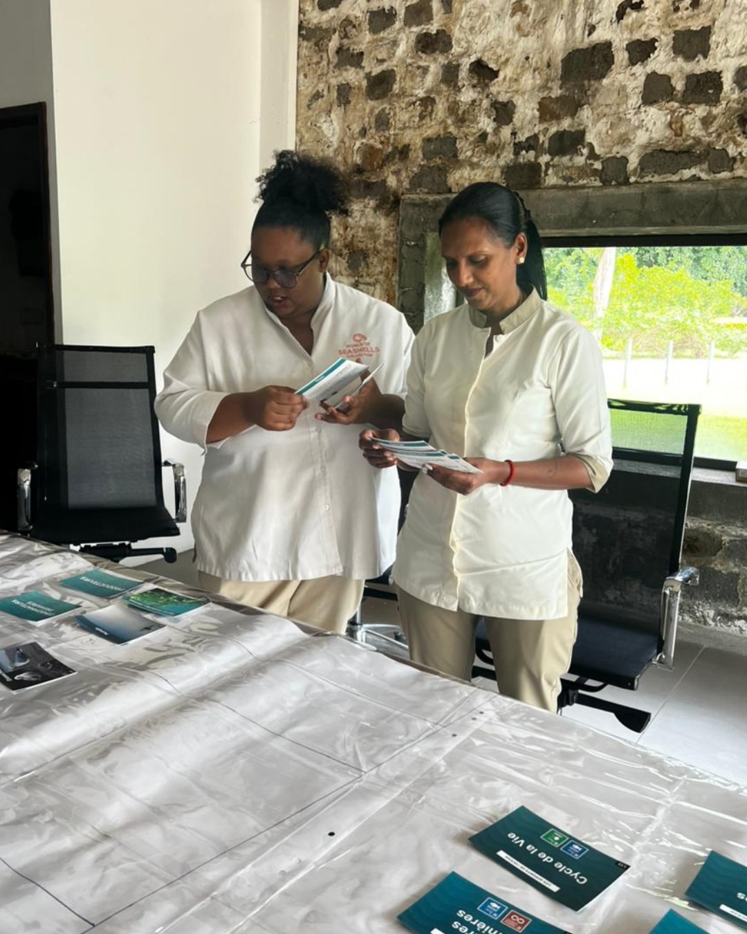 À l’occasion de la Journée mondiale de l’océan, un atelier Océan a été organisé à World of Seashells, à Bel Ombre. 🐚
Cet atelier interactif et ludique a permis d’approfondir la compréhension des systèmes océaniques, de la biodiversité marine et des impacts des activités humaines sur les écosystèmes marins.
Un moment d’échange, de réflexion et d’apprentissage autour d’un sujet qui nous concerne tous : l’océan.
#JournéeMondialeDeLOcéan #WorldOfSeashells #Océan #BiodiversitéMarine #Découverte #BelOmbre
