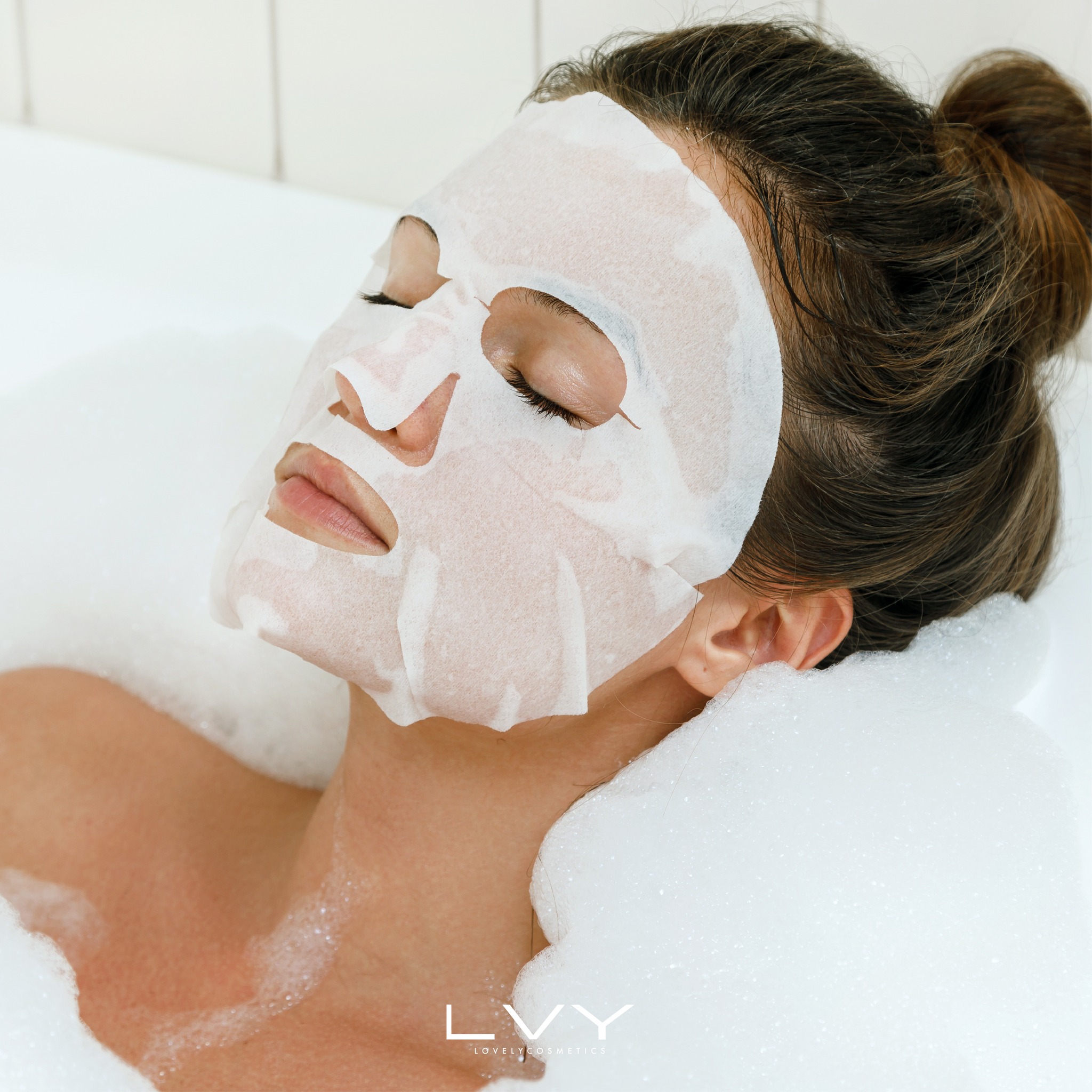 IALURONIC FACE MASK
Składniki aktywne: kwas hialuronowy, hialuronian sodu, hydrolizowane glikozoaminoglikany, hydrolizowany kwas hialuronowy, usieciowany kwas hialuronowy, ekstrakt z korzenia żeń-szenia.
Sposób użycia: zaaplikować maskę na twarz i pozostawić na 15-20 minut. Stosować samodzielnie lub w synergii z określonym serum. Po usunięciu wmasować pozostałości, do wchłonięcia, bez spłukiwania.