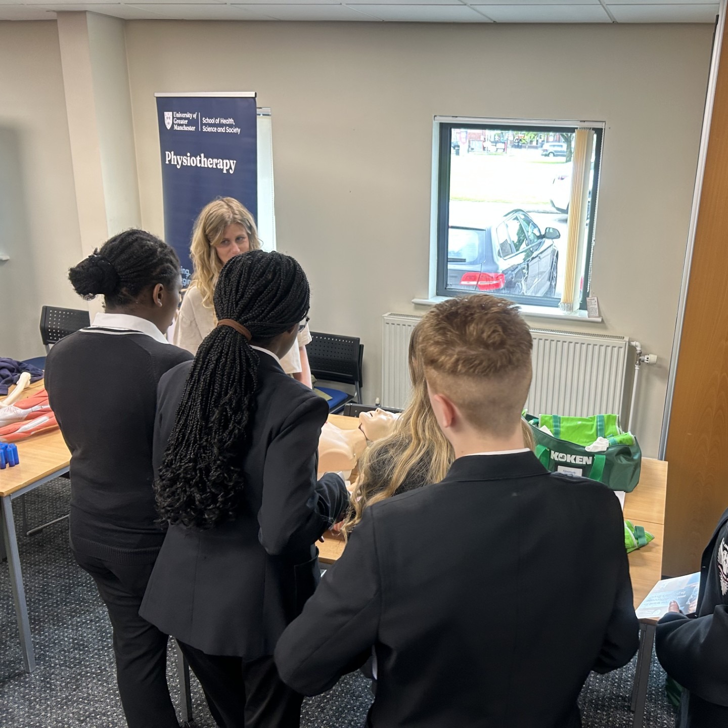 Earlier this week, some of our Year 10 students, who have an interest in pursuing a career in healthcare, attended a 'Highways to Healthcare' event at @universityofmanchester
Through a carousel of activities, learners had the opportunity to explore post-16 options in the sector, engage with current course leaders and understand the different healthcare routes in the industry.
#lovelearnlead #putstambrose1st #universityofmanchester #highwaystohealthcare