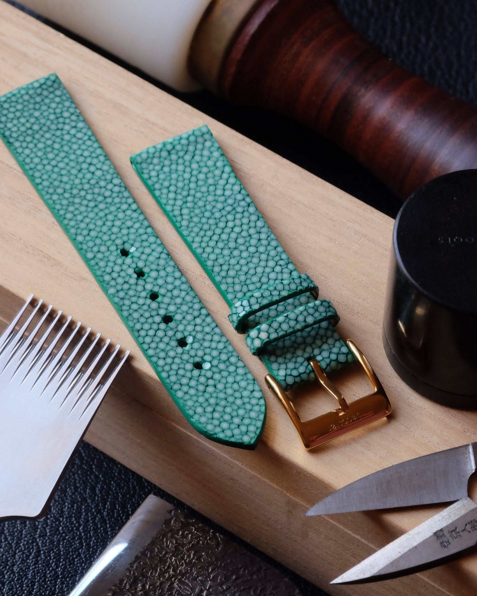 🇧🇪🖐🏻 Fait main en Belgique
•
Bracelet de montre (plat 2.5 mm d’épaisseur) entièrement fait main et cousu main en cuir de galuchat vert, doublure veau Zermatt, peinture des bords verte et boucle ardillon gold.
•
#atelierdecoster #decoster #artisan #handmade #handstiched #handmadeinbelgium #madeinbelgium
•
#handmadewallet #bespokewallet #customwallet #handmadeleatherwallet #handmadewatchstrap #bespokewatchstrap #customwatchstrap #handmadeleatherwatchstrap #handmadekeyring #bespokekeyring #customkeyring #handmadeleatherkeyring #handmadecardholder #bespokecardholder #customcardholder #handmadeleathercardholder
•
#stingray #stingrayleather #stingraywatchstrap