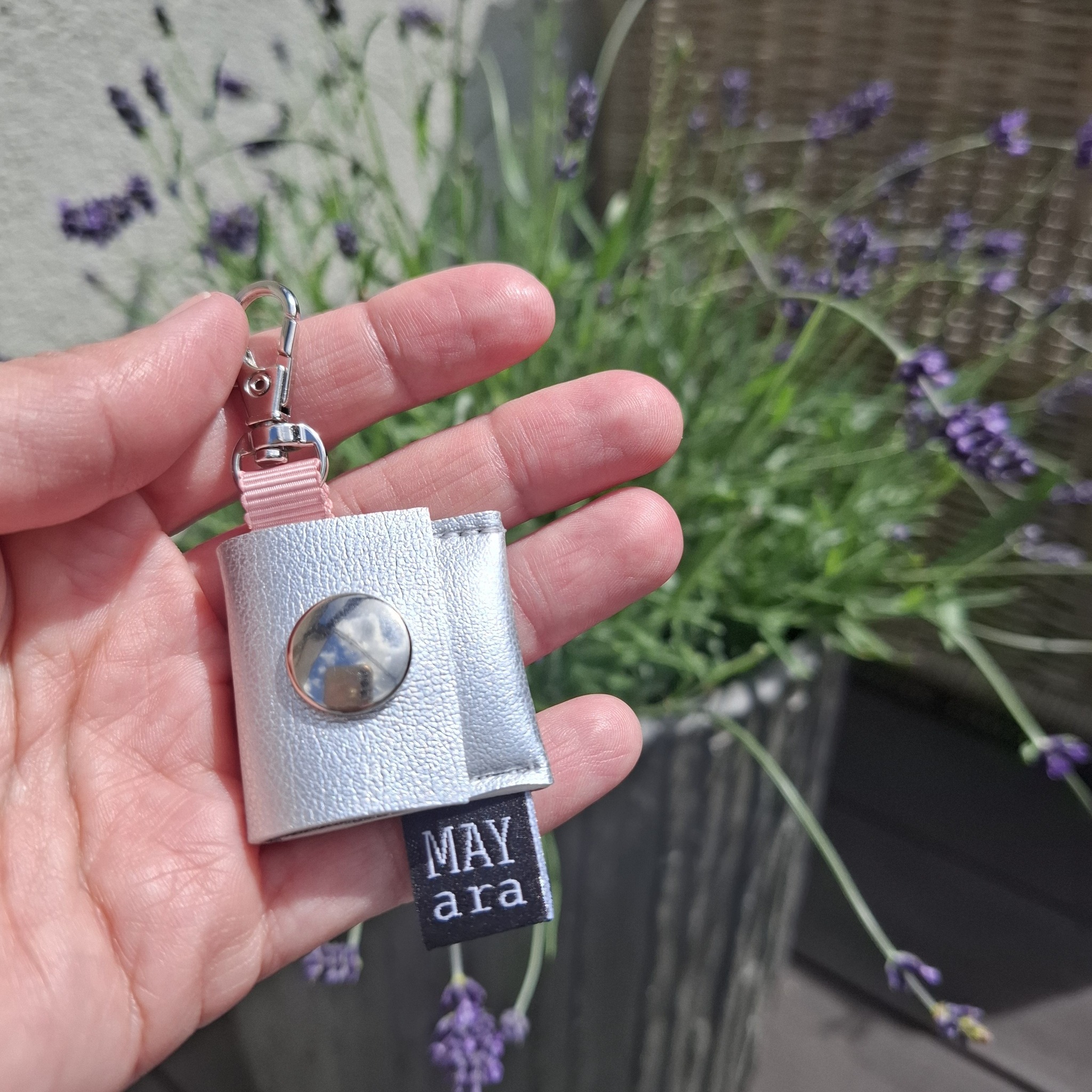 Gestern hatte meine Schwester Geburtstag und heute darf ich das Geschenk überreichen.
Happy Birthday Sisterlove!
Die Kunstledertasche von @rossis hat sie sich gewünscht, dass weiss ich! Sie wusste aber nicht, dass ich das Schnittmuster schon lange im Atelier habe und es nur auf seine Bestimmung gewartet hat.
Aussen Silber, innen rosa und mit Magnetverschluss, der im Original nicht vorgesehen ist.
Ein kleiner Minirest brauchts nur für den 2.- Anhänger. Find ich super praktisch und hab ich seit Jahren an meinem Schlüsselbund.
Viel Spass mit der neuen Tasche.
#kunstledertasche #rossis #happybirthday #ateliermayara