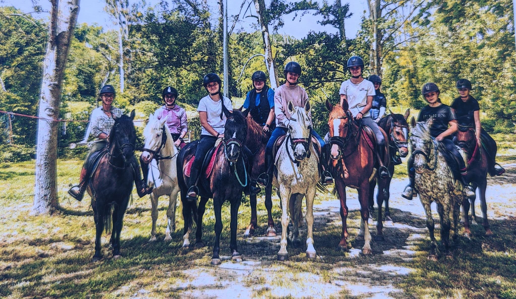RANDO DES GUÉS organisée par EquiLiberté - Fédération Nationale des Randonneurs Equestres qui assure toujours des sentiers encore plus beaux et des paysages encore plus marquants.. que de souvenirs pour chacun de nous
Et merci encore Patrick Cassant pour ce merveilleux souvenir photo 😘
LES CRINS DE DERCE poney club