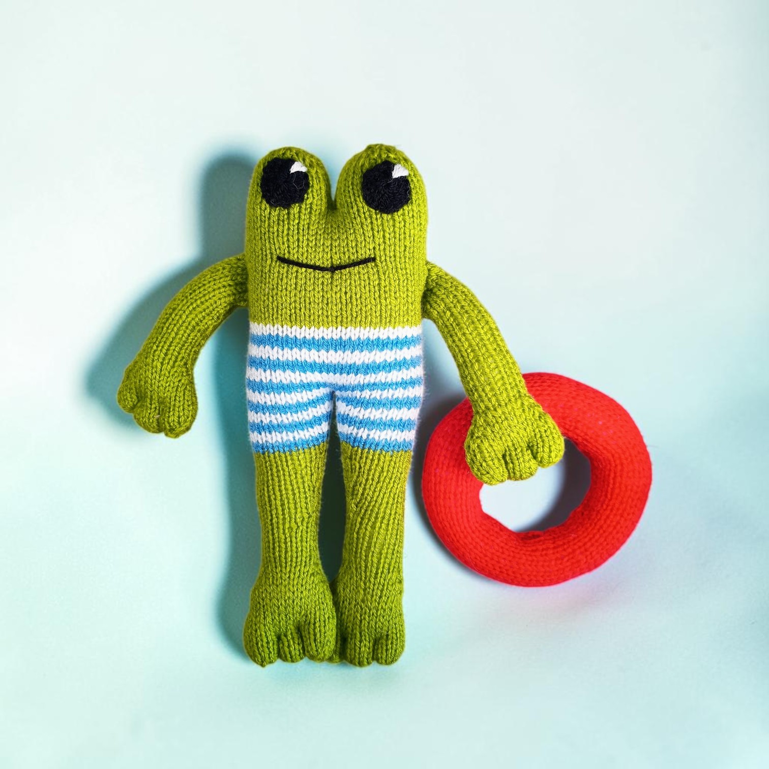 I thought you might like a closer look at my Summer Splash Frog! đ¸âď¸
Some of you have made lovely comments on his âwee trunksâ and sweet little swim ring.
Which detail is your favourite, or is there something else youâd add to make him even more summery?
