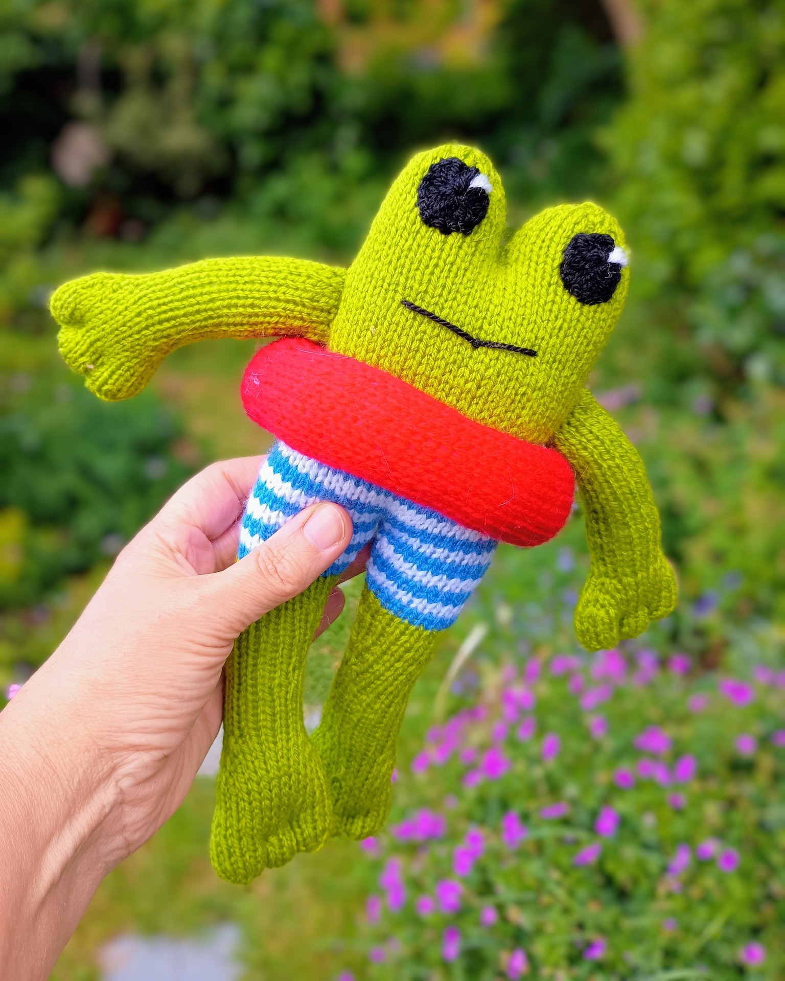 Thank you all for your wonderful guessesâso many creative ideas! Iâm excited to finally share the answer: meet the Summer Splash Frog đ¸âď¸
I've listed him on Ravelry so far- he'll be on Etsy and Lovecrafts very soon! (just couldn't wait to let you see him!)
https://www.ravelry.com/patterns/library/summer-splash-frog