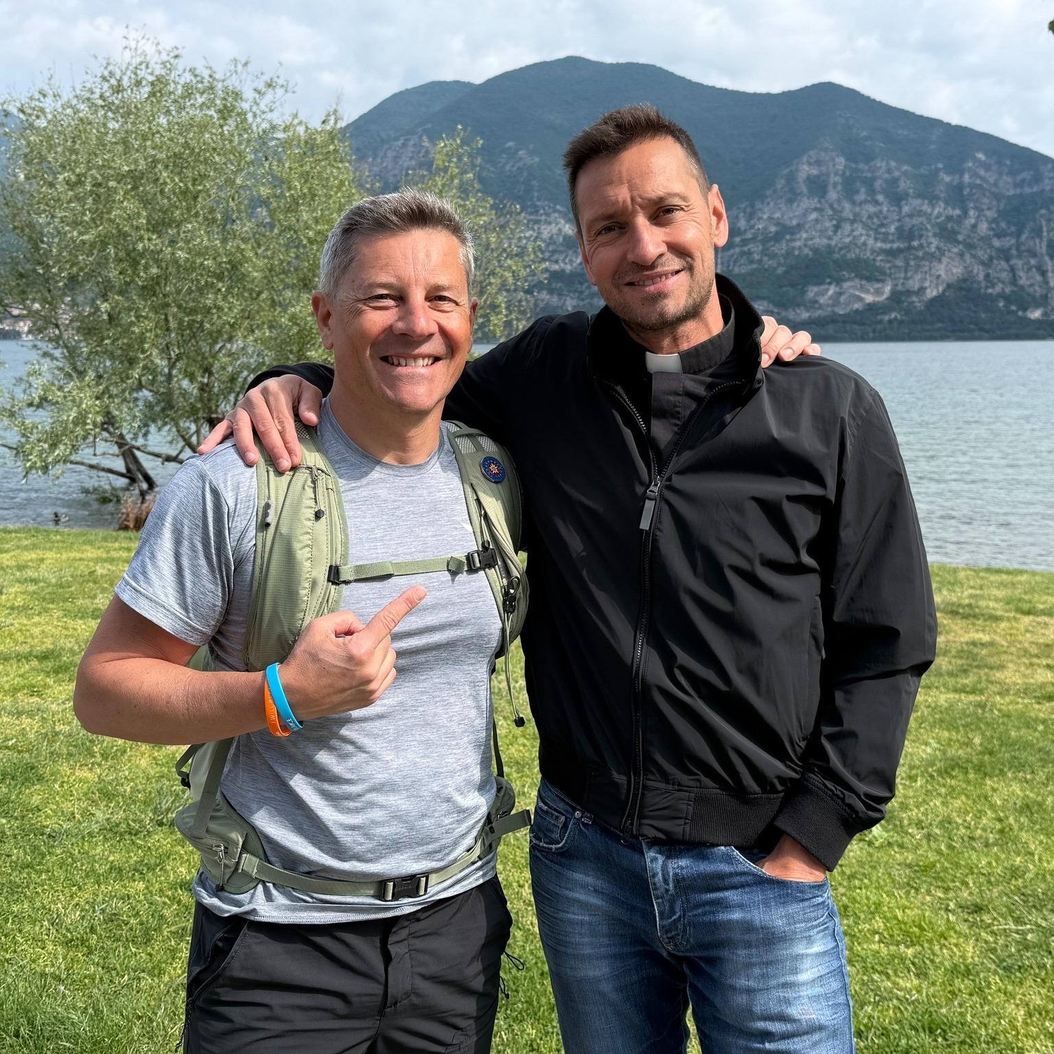 🎥✨ Siamo orgogliosi di aver contribuito alla realizzazione della puntata del 6 giugno di @iviaggidelcuore su Canale 5, accompagnando la troupe in un viaggio alla scoperta delle eccellenze della Franciacorta 🍇, del Lago d’Iseo 🌊 e di Monte Isola 🚤🏝️
🙏 Un grazie speciale a @visitbrescia per la fiducia e per questa bellissima opportunità di valorizzare il nostro territorio.
La puntata completa è disponibile su Mediaset Infinity e ha registrato il nuovo record di ascolti della stagione, raggiungendo l’11,01% di share 🎉
#millemonti #iviaggidelcuore #visitbrescia #monteisola #lagodiseo #franciacorta #ebike #bicicletta
@sportlandweb_ @kayland_official @rockexperienceofficial @guidealpinelombardia @guidealpine_italiane