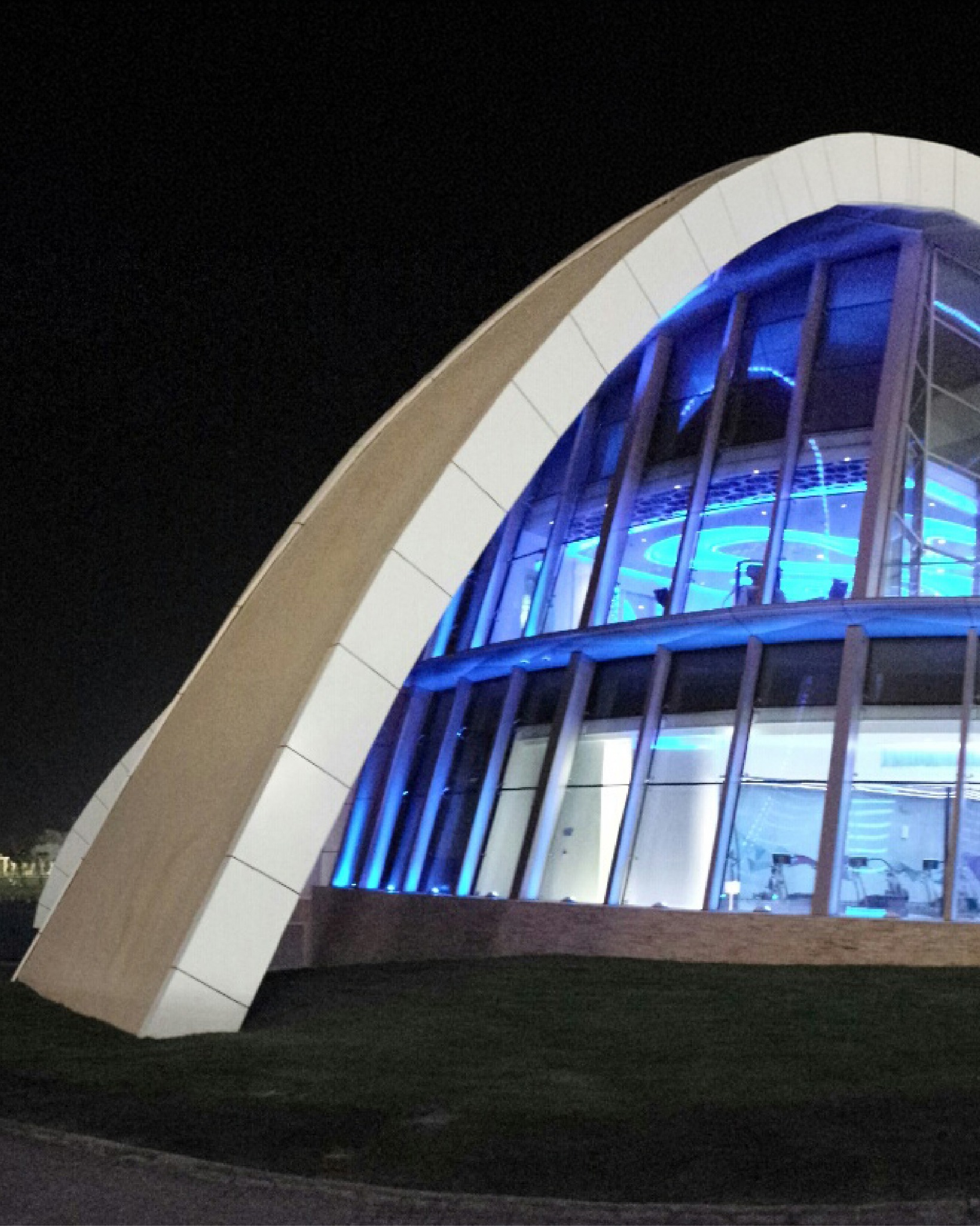 #flashbackfriday One of our largest projects to date was this huge two floor extreme altitude and environmental chamber at the Nad el Sheba Sports Complex in Dubai. And it was a pretty extreme environment already, with outside temperatures hitting 45 degrees!
Used as a training camp by elite athletes and premiership football clubs, the entire complex includes an athletics track, football pitches, gym, indoor courts and a diving pool.
#altitudetraining #altitudechamber #EnvironmentalChamber