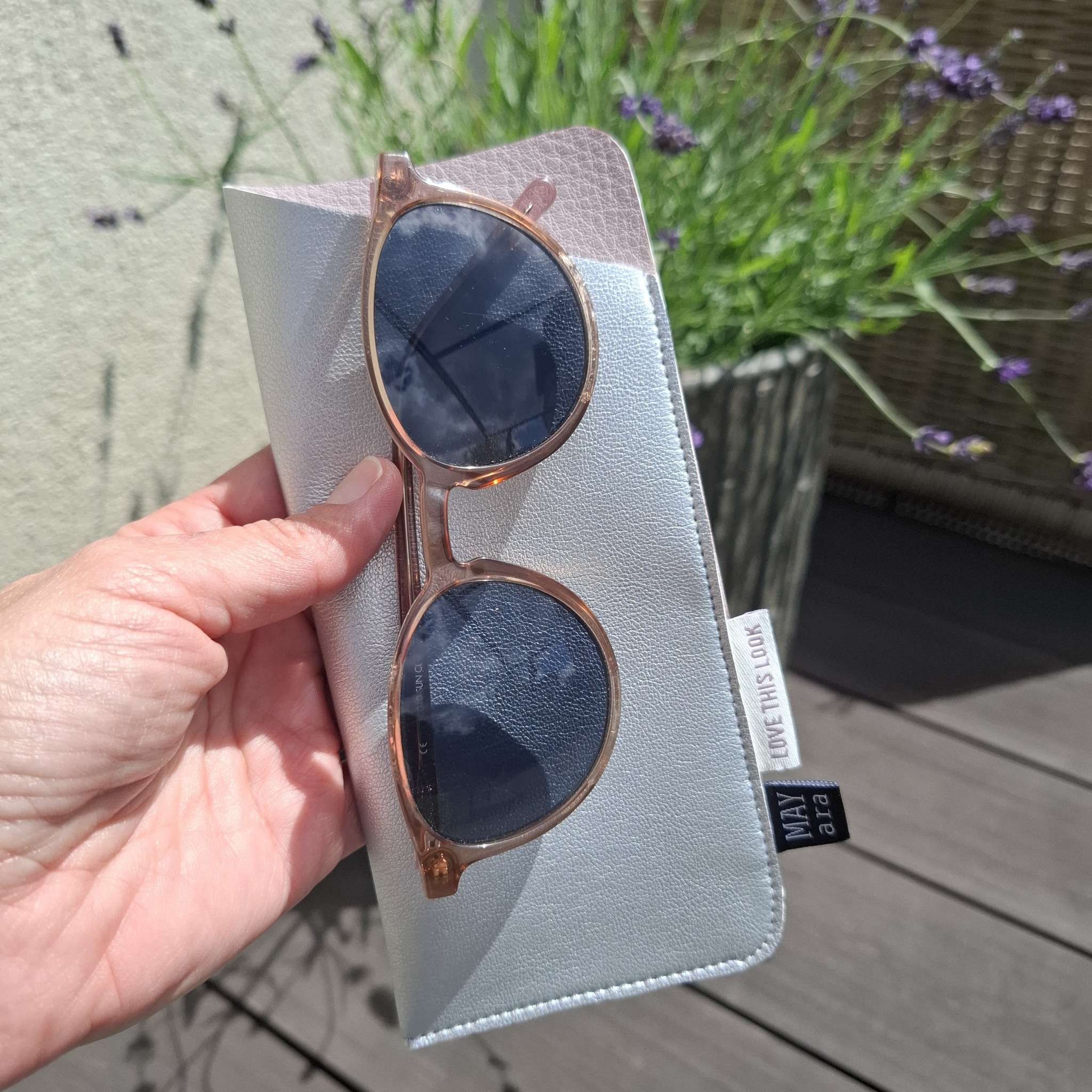 Gestern hatte meine Schwester Geburtstag und heute darf ich das Geschenk überreichen.
Happy Birthday Sisterlove!
Die Kunstledertasche von @rossis hat sie sich gewünscht, dass weiss ich! Sie wusste aber nicht, dass ich das Schnittmuster schon lange im Atelier habe und es nur auf seine Bestimmung gewartet hat.
Aussen Silber, innen rosa und mit Magnetverschluss, der im Original nicht vorgesehen ist.
Ein Lederrest wollte noch ein Brillenetui werden.
Viel Spass mit der neuen Tasche.
#kunstledertasche #rossis #happybirthday #ateliermayara