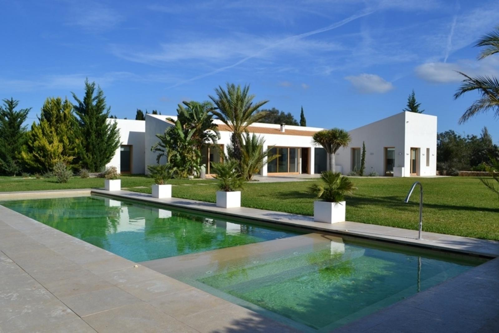 🏡 PROPIEDAD DE LA SEMANA
Arquitectura que respira.
Luz que transforma cada espacio.
Y la serenidad de más de 19.000 m² de paisaje mediterráneo como escenario cotidiano.
Esta villa contemporánea en Pollença no busca impresionar mediante excesos, sino a través de la armonía entre diseño, naturaleza y privacidad.
Una interpretación elegante y atemporal de la vida en Mallorca.