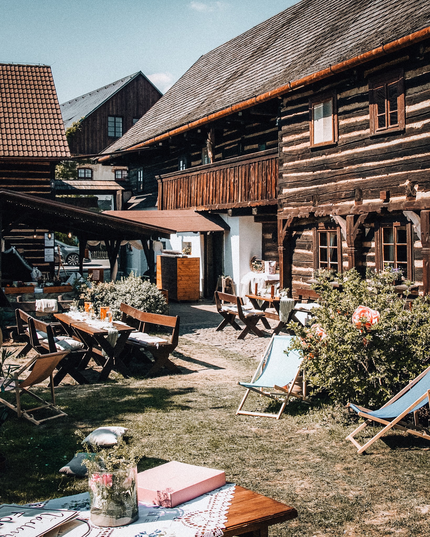 Vítejte na Rychtě Jestřebí! 🏡🌿
Místě, kde historie ožívá a dobré jídlo dělá dobré skutky. Pokud jste u nás poprvé, nejsme jen obyčejná kavárna a restaurace. Jsme sociální podnik a náš svět stavíme na třech pilířích:
☕ Vřelá pohostinnost
Pečeme pro vás dobroty, vaříme skvělou kávu a pořádáme akce pro celou rodinu. Chceme, abyste se u nás cítili jako doma.
❤️ Šance pro každého
Dáváme práci, zázemí a novou naději lidem, kteří mají na trhu práce složitější start nebo návrat do života.
🌱 Živá komunita
Oživujeme historický podstávkový dům a měníme ho v místo, kde se lidé rádi potkávají.
Každou návštěvou a každou kávou pomáháte vracet radost do životů našich kolegů. Děkujeme, že v tom jedete s námi! 🤝
.
.
.
🇪🇺 Celé postupné ožívání Rychty realizuje sociální podnik GetBizDone a je spolufinancováno Evropskou unií v rámci Operačního programu Zaměstnanost+.
Díky projektu „Rychta Jestřebí“ u nás získá dlouhodobé zaměstnání, profesní vzdělávání a integrační podporu 6 nových kolegů s různým hendikepem. Děkujeme za podporu, která nám pomáhá pomáhat.
#rychta #rychtajestrebi #socialnipodnik #libereckykraj #kamnavylet #socialnipodnikani #pomahame