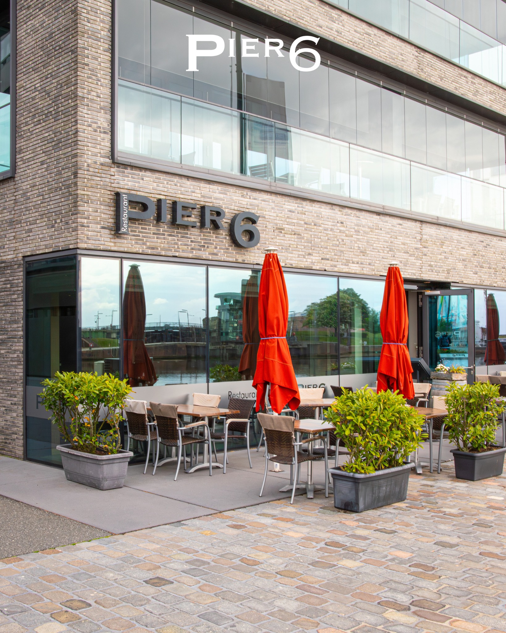 🌞 Erkennt Ihr uns direkt? 👋
Genau hier findet Ihr uns, mitten im Neuen Hafen in 𝗕𝗿𝗲𝗺𝗲𝗿𝗵𝗮𝘃𝗲𝗻. Das 𝗣𝗜𝗘𝗥 𝟲, direkt am Wasser, mit unserer 𝗧𝗲𝗿𝗿𝗮𝘀𝘀𝗲, auf der es sich an Sommertagen besonders gut aushalten lässt.
Ein gutes Glas Wein, ein Teller, der überzeugt, und der Blick aufs Wasser. Mehr braucht ein Sommerabend nicht.
Reserviert Euren Tisch und kommt vorbei, wir freuen uns auf Euch 🍽️