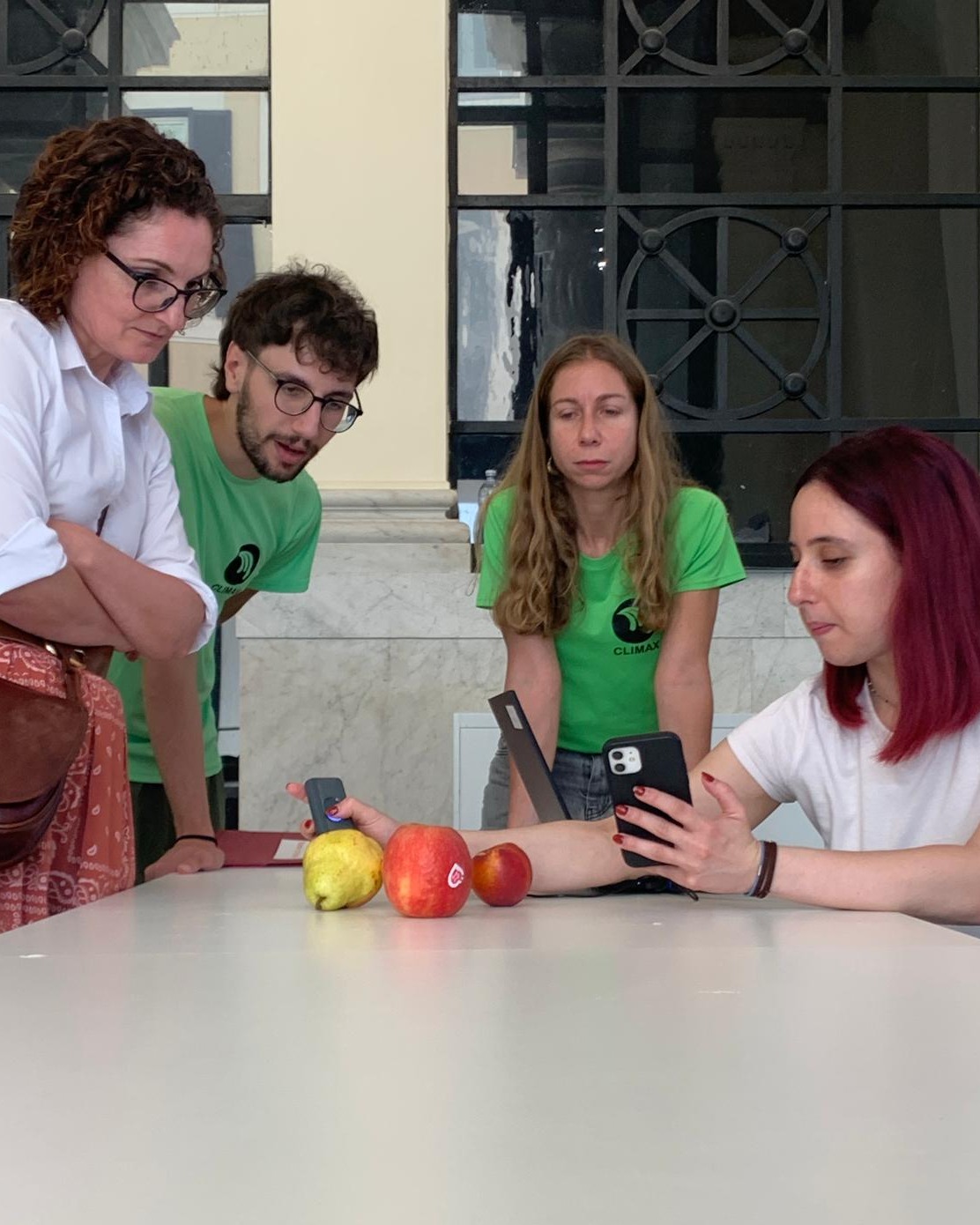🍎📱 Cibo fresco… con l’aiuto della tecnologia!
Durante l’evento organizzato per Agro Camera, bambini e famiglie hanno scoperto come la tecnologia possa aiutarci a conoscere meglio ciò che mangiamo.
Grazie allo spettrofotometro NIR e all’app My Fresh Food, i partecipanti hanno esplorato le caratteristiche nutrizionali degli alimenti freschi e messo alla prova le proprie conoscenze con un quiz interattivo.
Un’esperienza divertente tra innovazione, educazione alimentare e scoperta.
