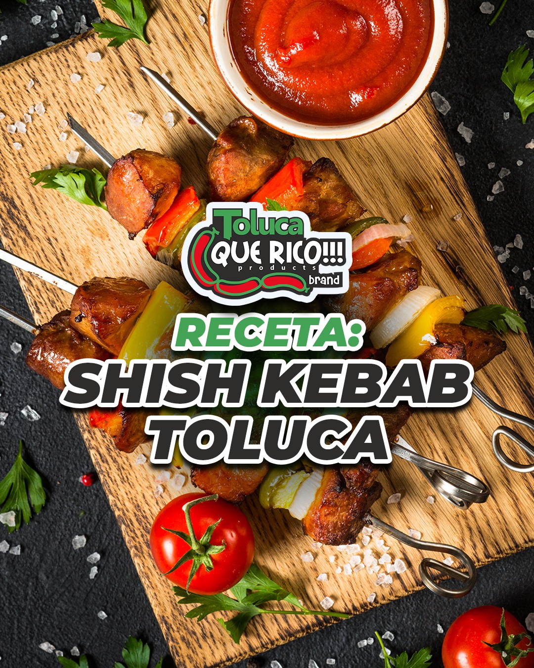 Shish kebab no es solo receta turca. Es la receta que sobrevive en toda parrilla que se respete. Con Seasoned Beef Toluca, queda de lujo.
Ingredientes:
Seasoned Beef Toluca (1 lb, cortada en cubos de 3 cm)
Dominican Longaniza Toluca (1 paquete)
Pimentón rojo (2 grandes, cortados en cuadros)
Cebolla (1 grande, cortada en cuadros)
Ajo (3 dientes, picados)
Limón (2, jugo)
Aceite de oliva (3 cucharadas)
Sal y pimienta al gusto
Palillos de madera (remojados en agua 30 minutos antes)
Preparación:
En un bowl, mezcla el jugo de limón, aceite de oliva, ajo picado, sal y pimienta.
Agrega los cubos de Carne Asada Toluca, Dominican Longaniza Toluca cortada en pedazos y deja marinar 20-30 minutos (no es necesario esperar más, la carne ya viene lista).
Ensarta en los palillos alternando: carne,Dominican Longaniza Toluca, pimiento, cebolla,Dominican Longaniza Toluca, carne, pimiento, cebolla.
Asa en parrilla a fuego medio-alto durante 10-12 minutos, volteando cada 2-3 minutos hasta que la carne esté cocinada y el pimiento tenga marcas de fuego.
Sirve con arroz blanco, limón fresco y un poco más de la marinada como salsa.
#ShishKebab #CarneAsada #TolucaProducts #ParrillaLatina #RecetaFácil #QueRico
