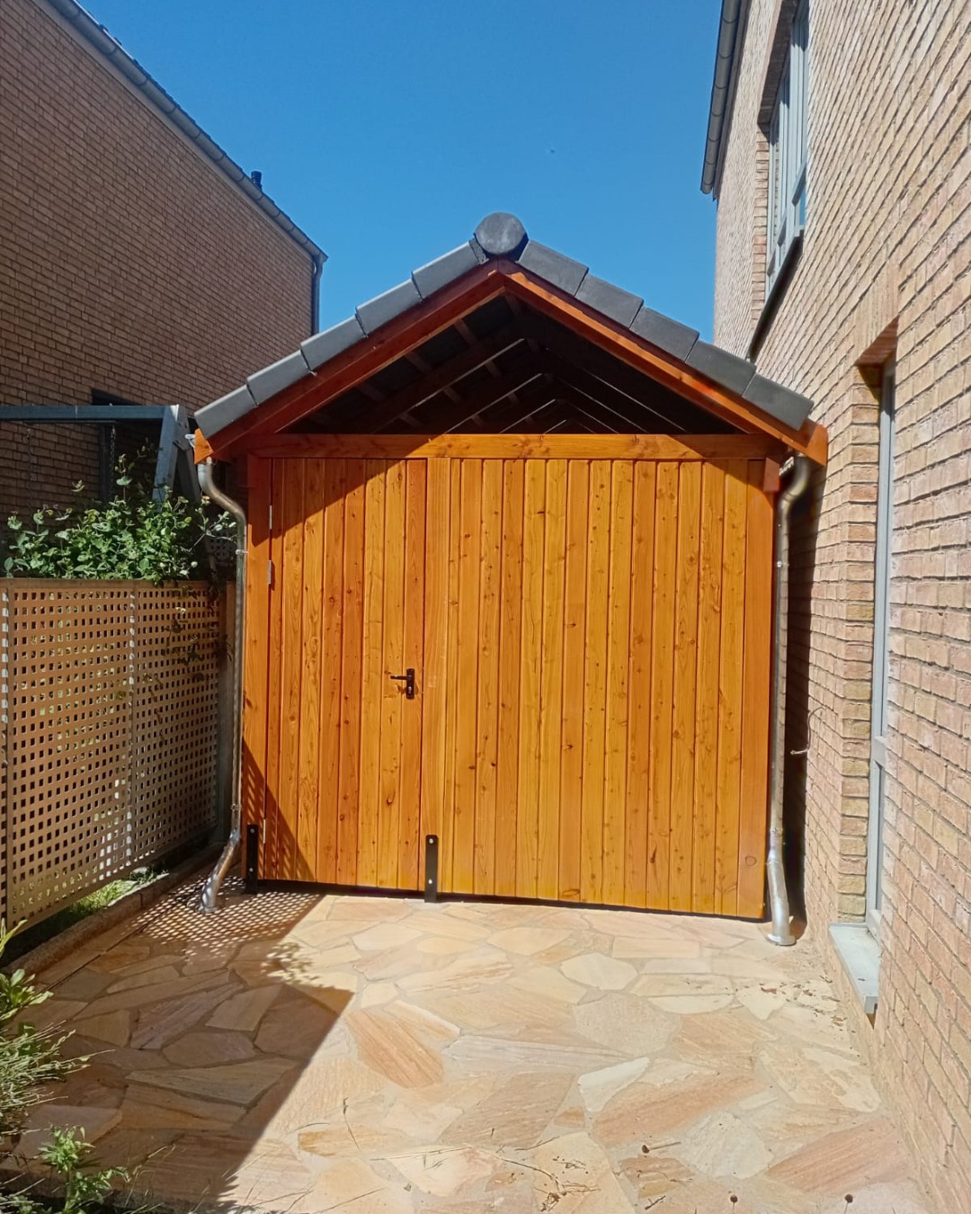 Individueller Satteldachcarport.
Hier durften wir einen individuellen Satteldachcarport für eine Kundin montieren.
Der Ablauf gestaltete sich hier etwas anders als üblich, denn zunächst wurde der Bausatz an Standort A geliefert, wo die Kundin alle Hölzer mit ihrem Wunschanstrich versah. Im Anschluß wurde der Bausatz zu Standort B umgelagert und von unseren Monteuren aufgebaut.
#satteldachcarport #carport #freeseholz #carportexperten