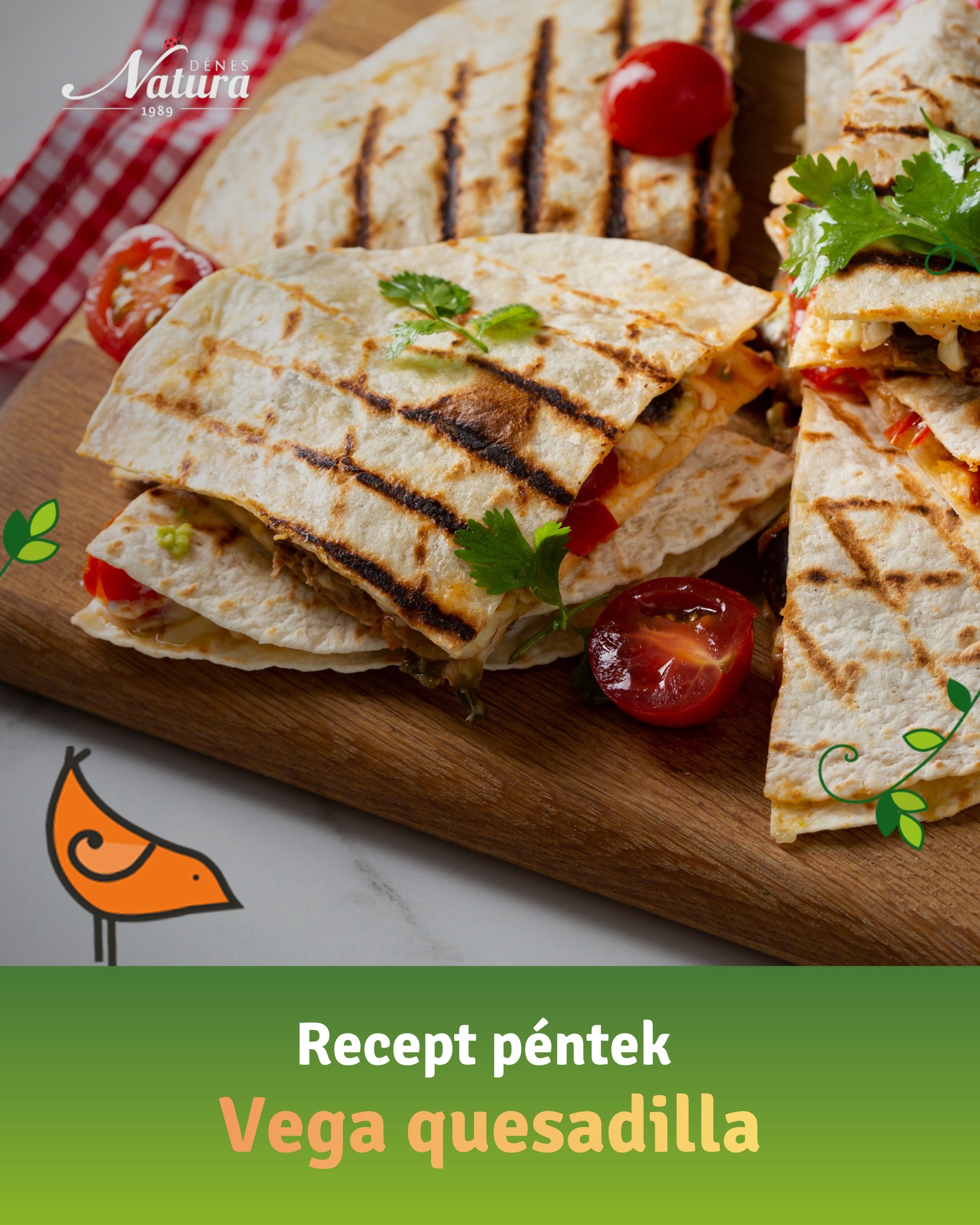 🌯🧀 Ropp zabfasírt quesadilla – gyors, ropogós és brutál finom!
Ha valami meleg, sajtos, street food hangulatú kajára vágysz, ez simán kedvenc lesz 😍
💚 Miért jó a Ropp zabfasírt?
• teljesen vega alapú
• zabos összetételének köszönhetően rostban gazdag
• növényi fehérjeforrás jellegű
• laktató, mégis könnyen beilleszthető a mindennapokba
• jól fűszerezhető, többféle receptbe is passzol
✨ Hozzávalók:
• 2 db tortilla (teljes kiőrlésű vagy sima)
• 1 adag Ropp zabfasírt
• 1 marék reszelt sajt (cheddar / mozzarella)
• 1 paradicsom
• 1/2 lilahagyma
• 1/2 paprika (opcionális)
• 1 evőkanál olívaolaj
• só, bors
🌶️ Gyors mexikói szósz:
• tejföl vagy görög joghurt
• lime lé
• chili vagy csípős paprika
→ összekevered és kész is, friss, enyhén csípős szósz
👩🍳 Elkészítés:
1. A Ropp zabfasírtot meleg vízzel összekevered, majd serpenyőben kisütöd és kisebb darabokra töröd.
2. Felaprítod a zöldségeket.
3. Tortillába rétegezed: sajt → zabfasírt → zöldségek → még egy kevés sajt.
4. Összecsukod, és száraz serpenyőben mindkét oldalát aranybarnára sütöd.
5. Félbevágod és tálalod.
🔥 Pro tipp:
Frissen facsart lime-mal a tetején még jobb lesz az egész.
🛒 Hol szerezheted be?
A Dénes-Natura Ropp fasírtpor elérhető a webshopban: shop.denes-natura.hu, valamint reform- és bioboltokban és más webáruházakban is.
Link: https://shop.denes-natura.hu/ropp-fasirtpor-250-g
Próbáld ki a többi vega fasírtporunkat is!
#denes-natura #reform-receptek #quesadilla
