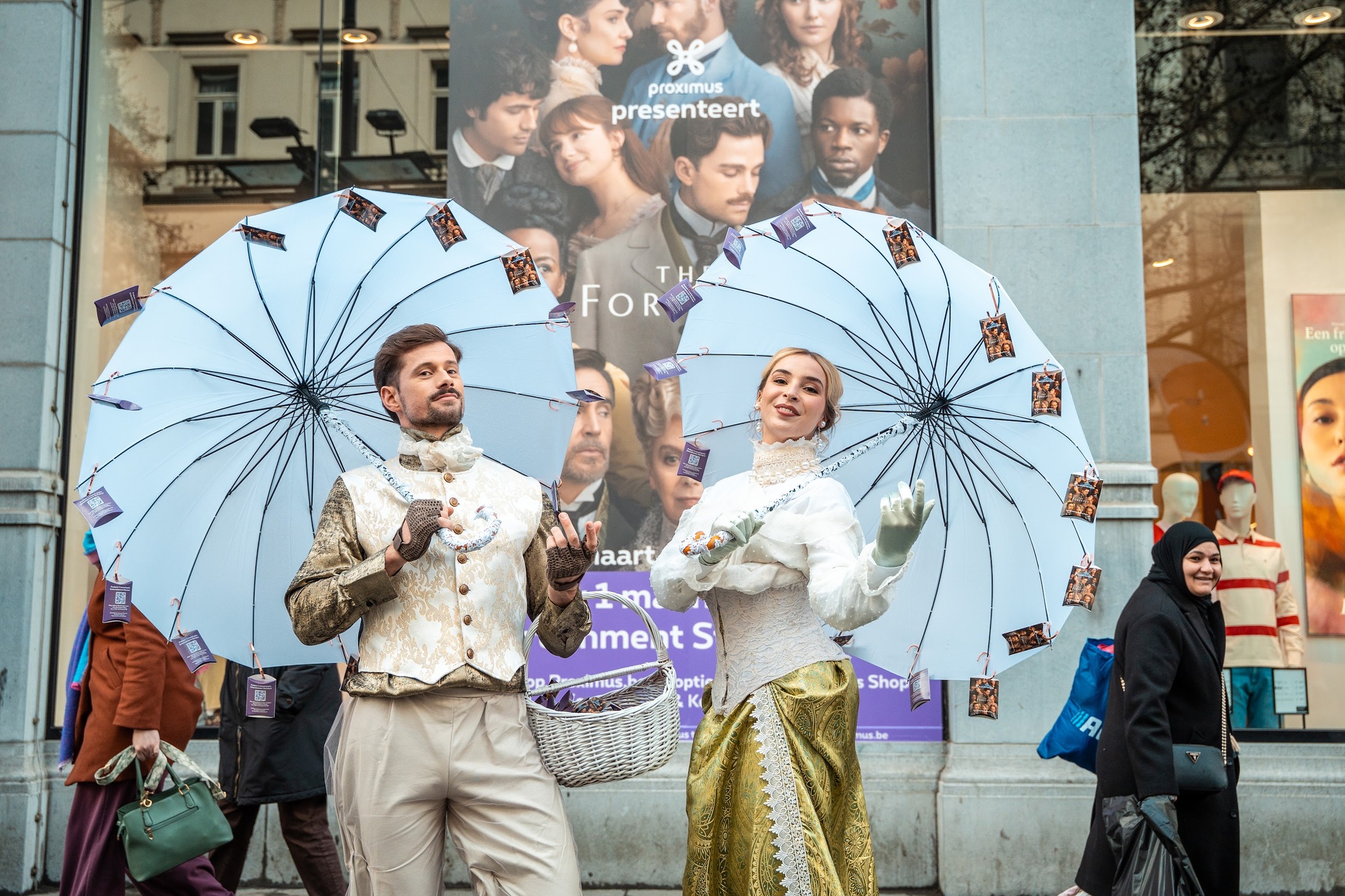 Umbrellas filled with invitations, little boxes of tea and characters wandering through the city as if they belonged to another time.
For the release of The Forsytes on Proximus, our performers invited passing audiences into the atmosphere of the series through subtle encounters, handcrafted costumes and subtle details.
Created for @proximus
#soul15evententertainment #soul15costumesandconcepts #soul15 #brandexperience #brandactivation #characterperformance